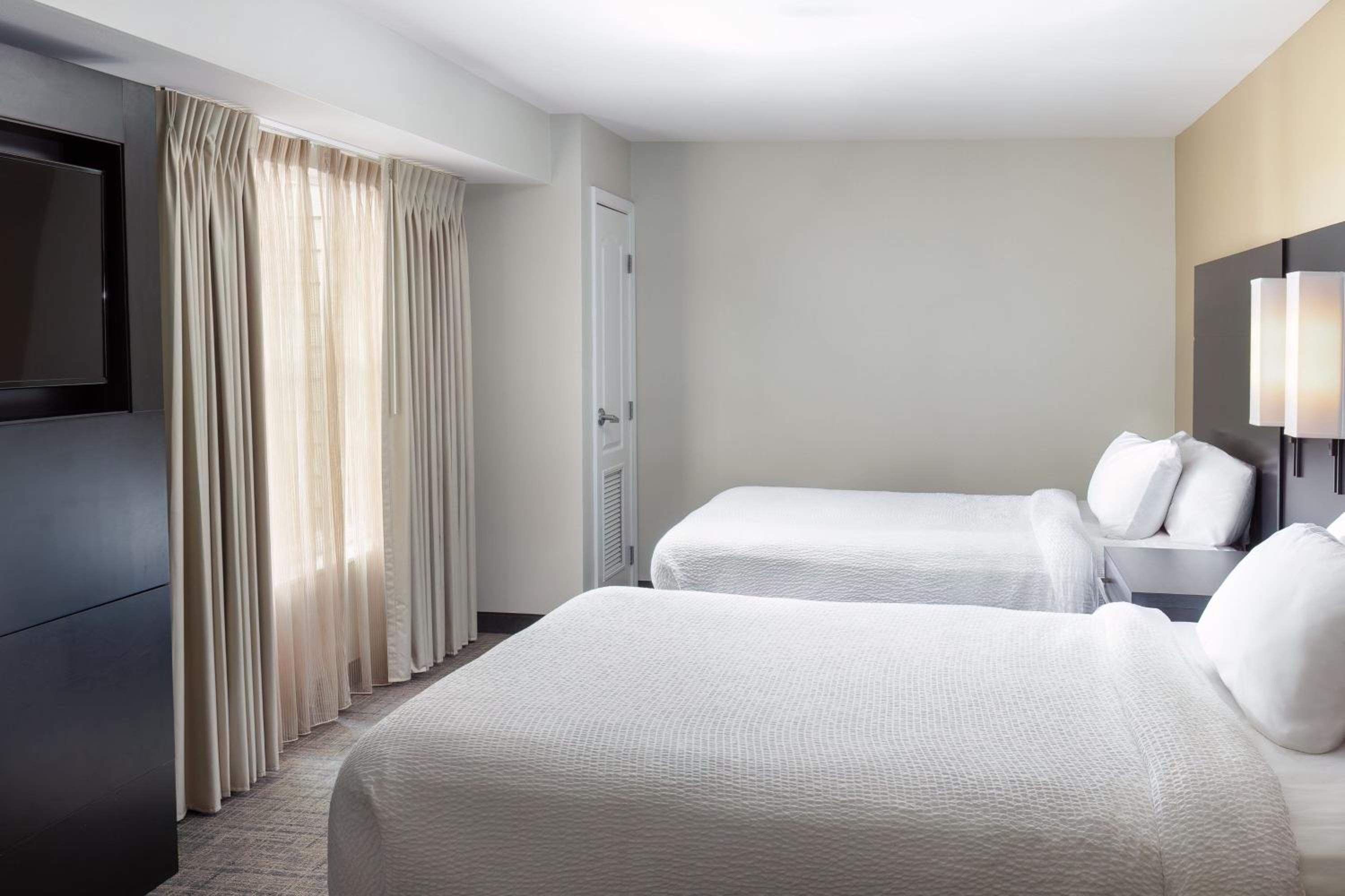 One-Bedroom Queen Suite with Sofa Bed - Photo 2