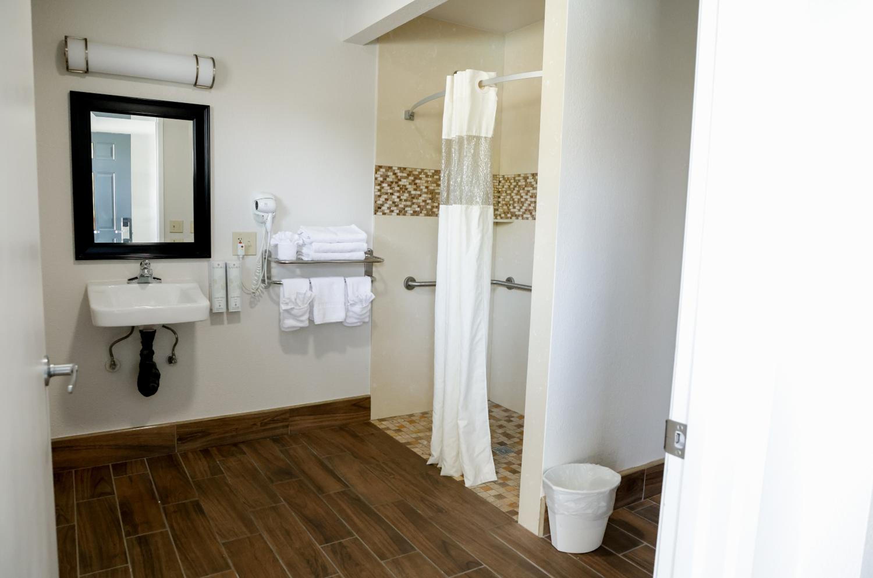 Queen Room - Disability Access - Photo 7