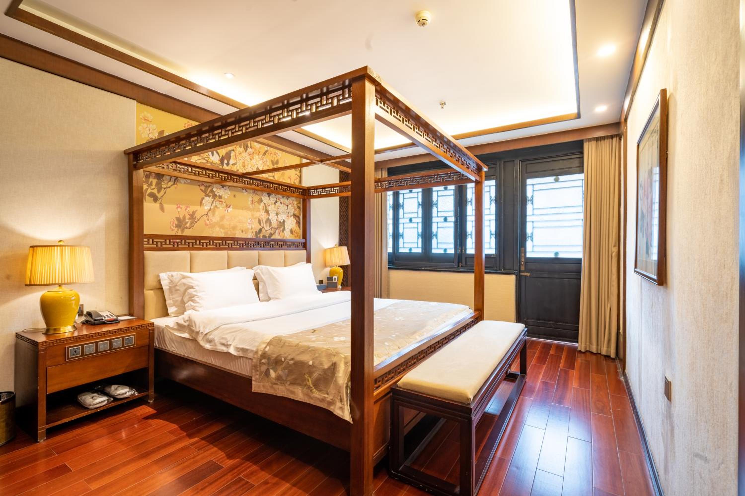 Deluxe King Suite