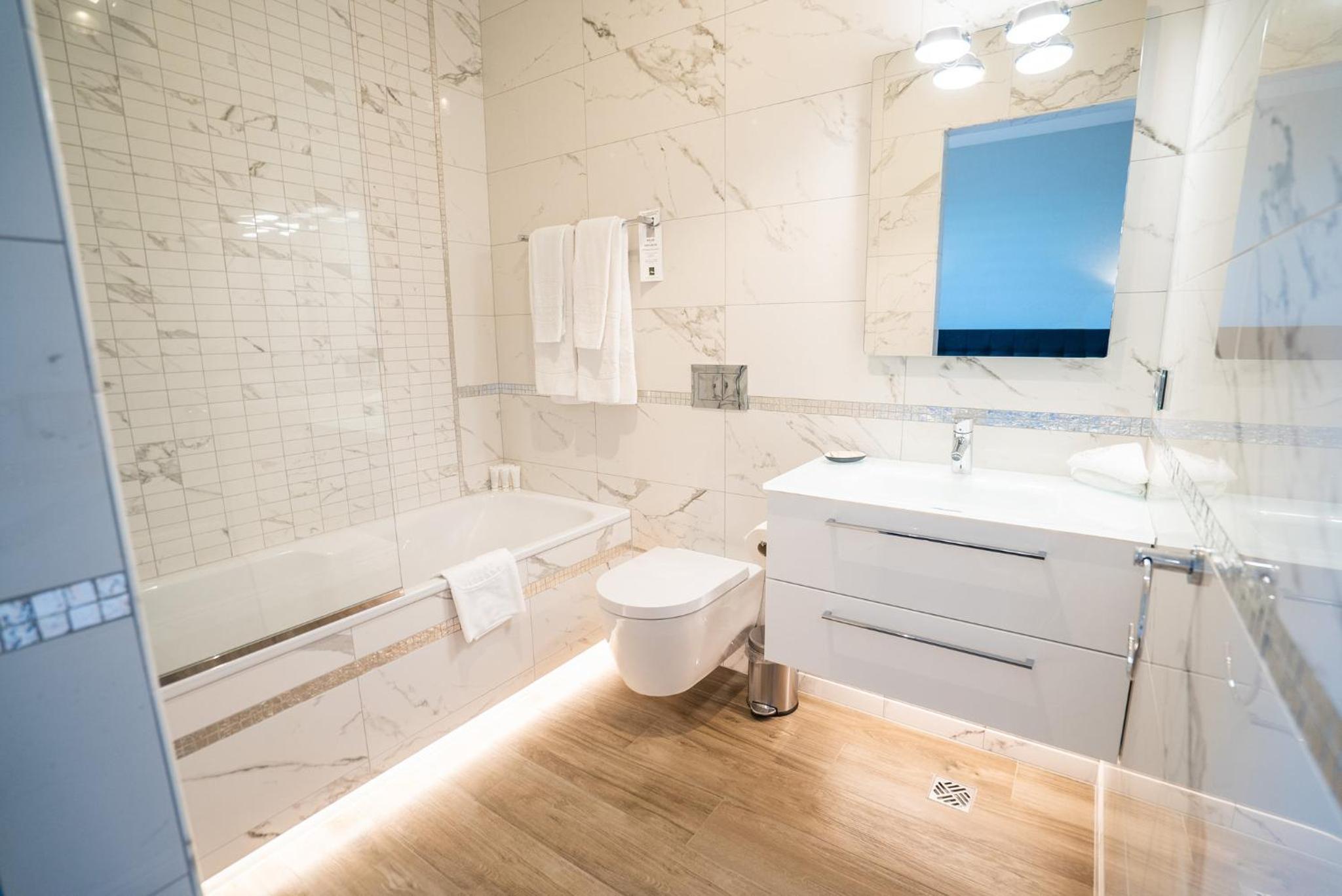 Deluxe Double or Twin Room - Photo 7