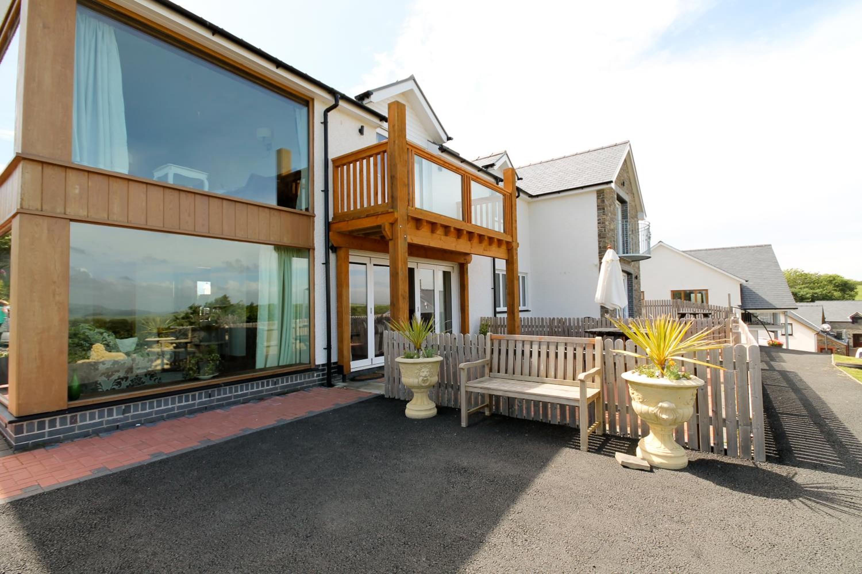 Three-Bedroom House - Photo 3