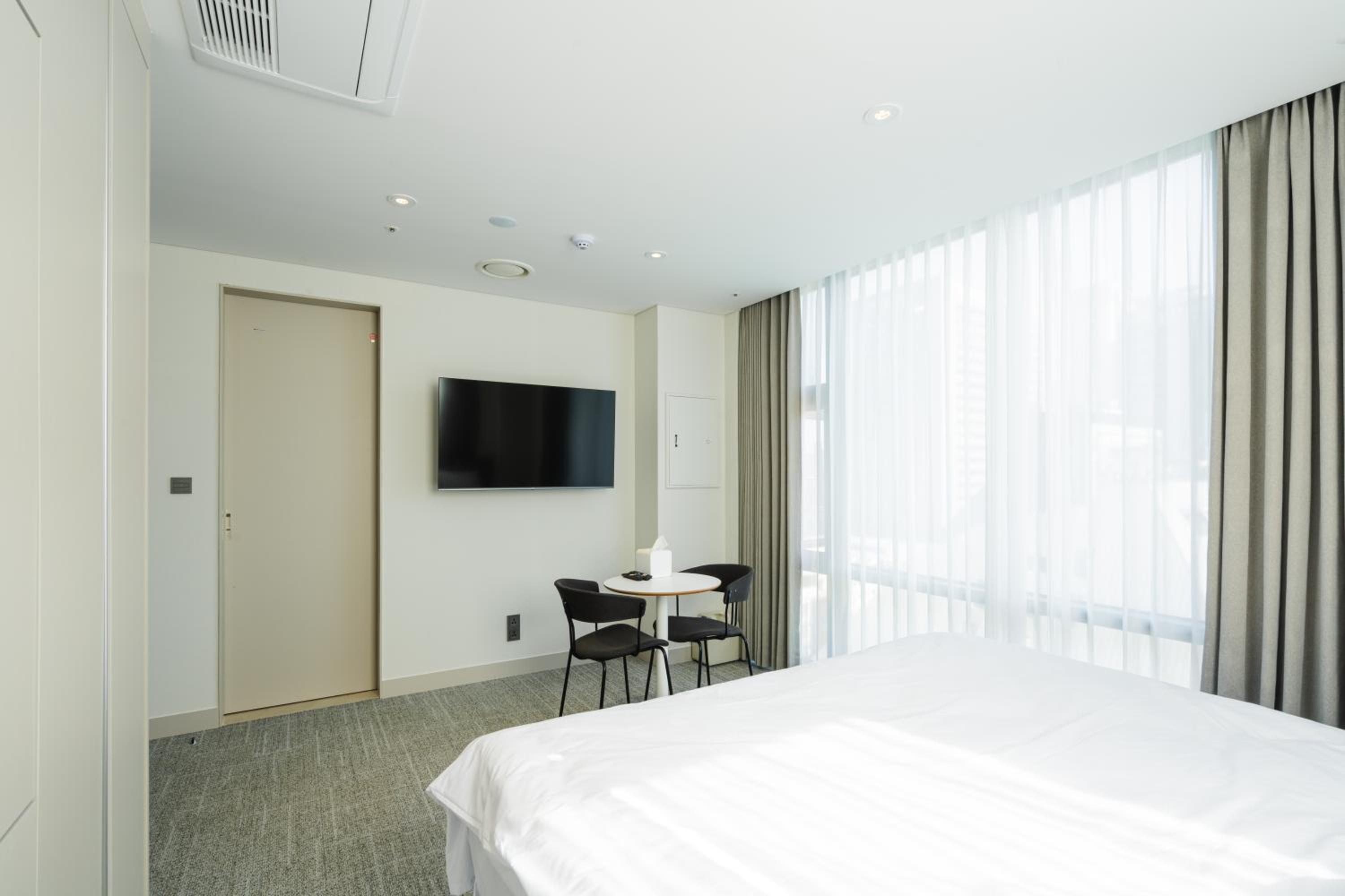 Deluxe King Room - Photo 4
