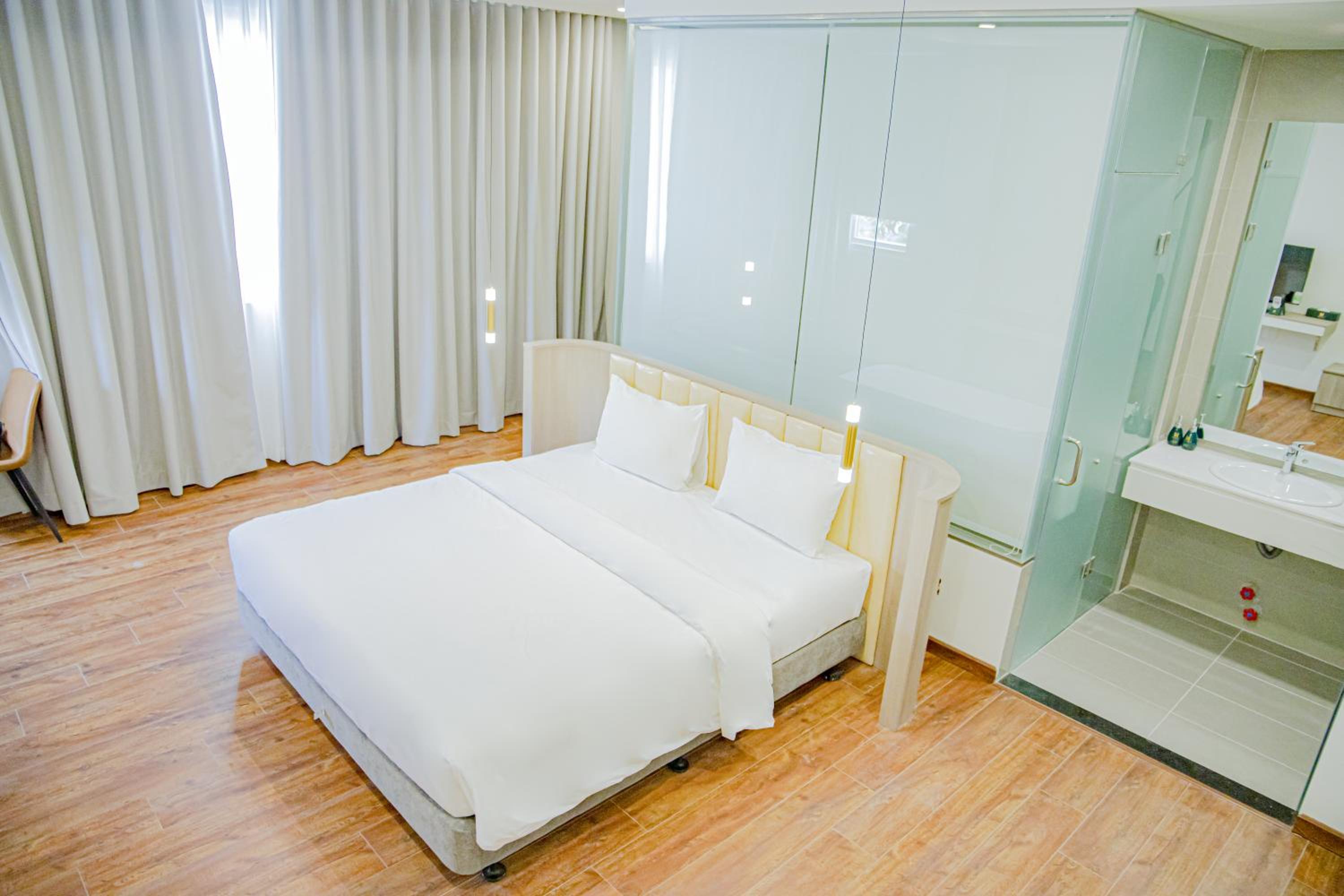 Suite - Photo 1
