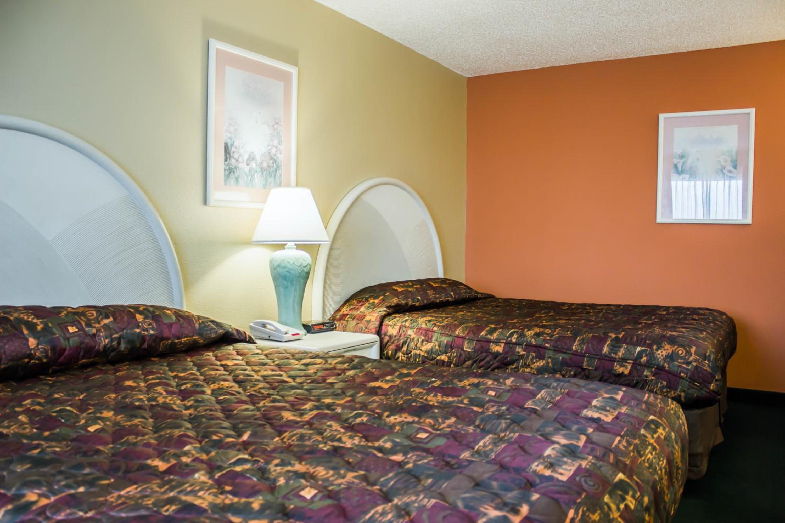 Queen Room with Two Queen Beds - Non-Smoking photo 2