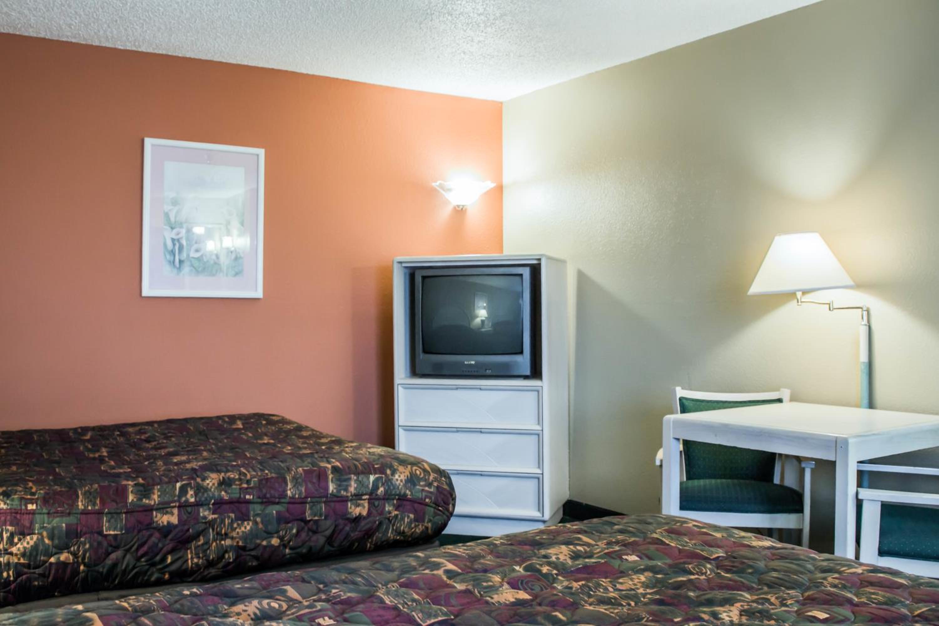 Queen Room with Two Queen Beds - Non-Smoking photo 3