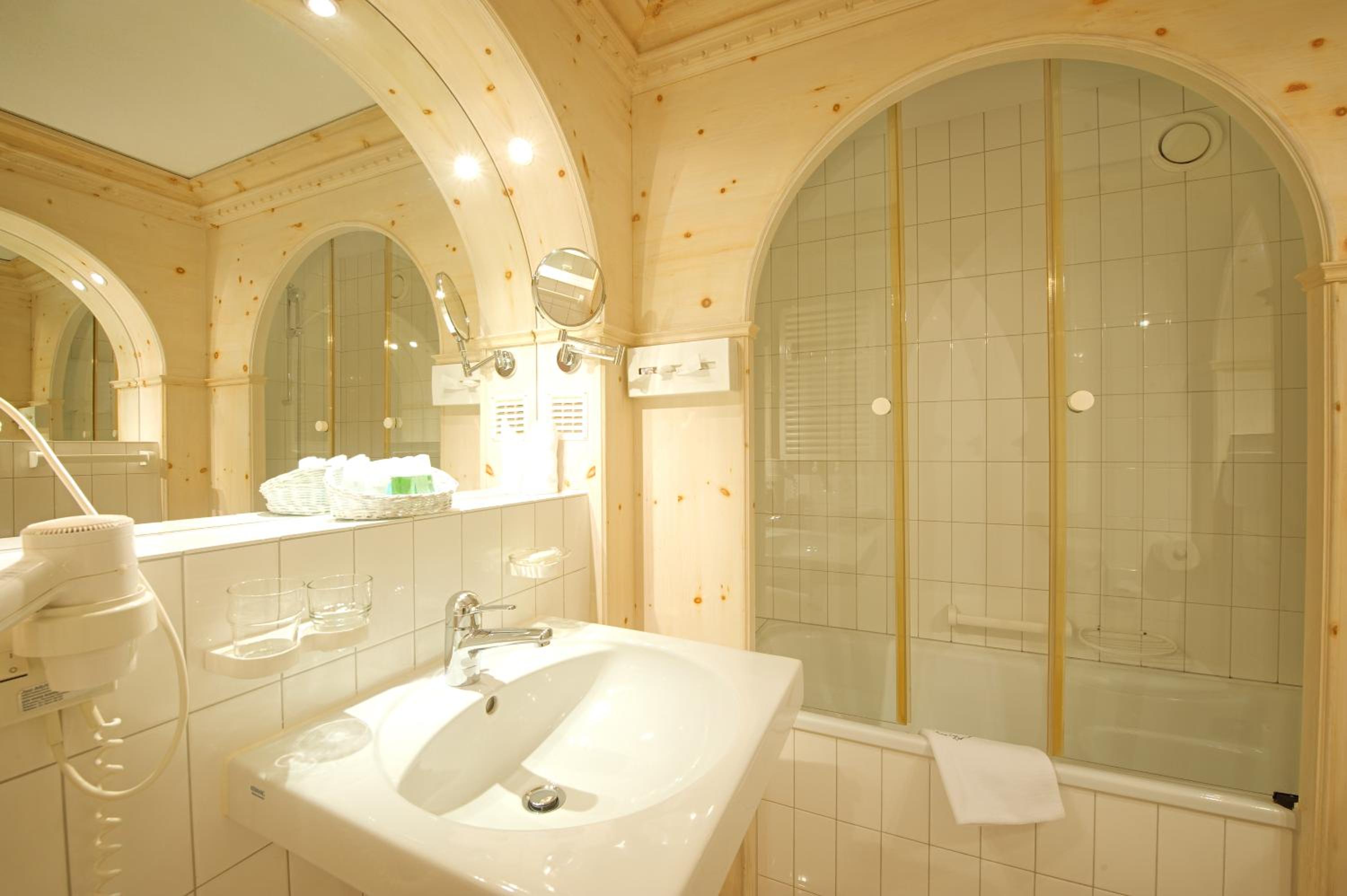 Deluxe Double Room with Balcony - Photo 5