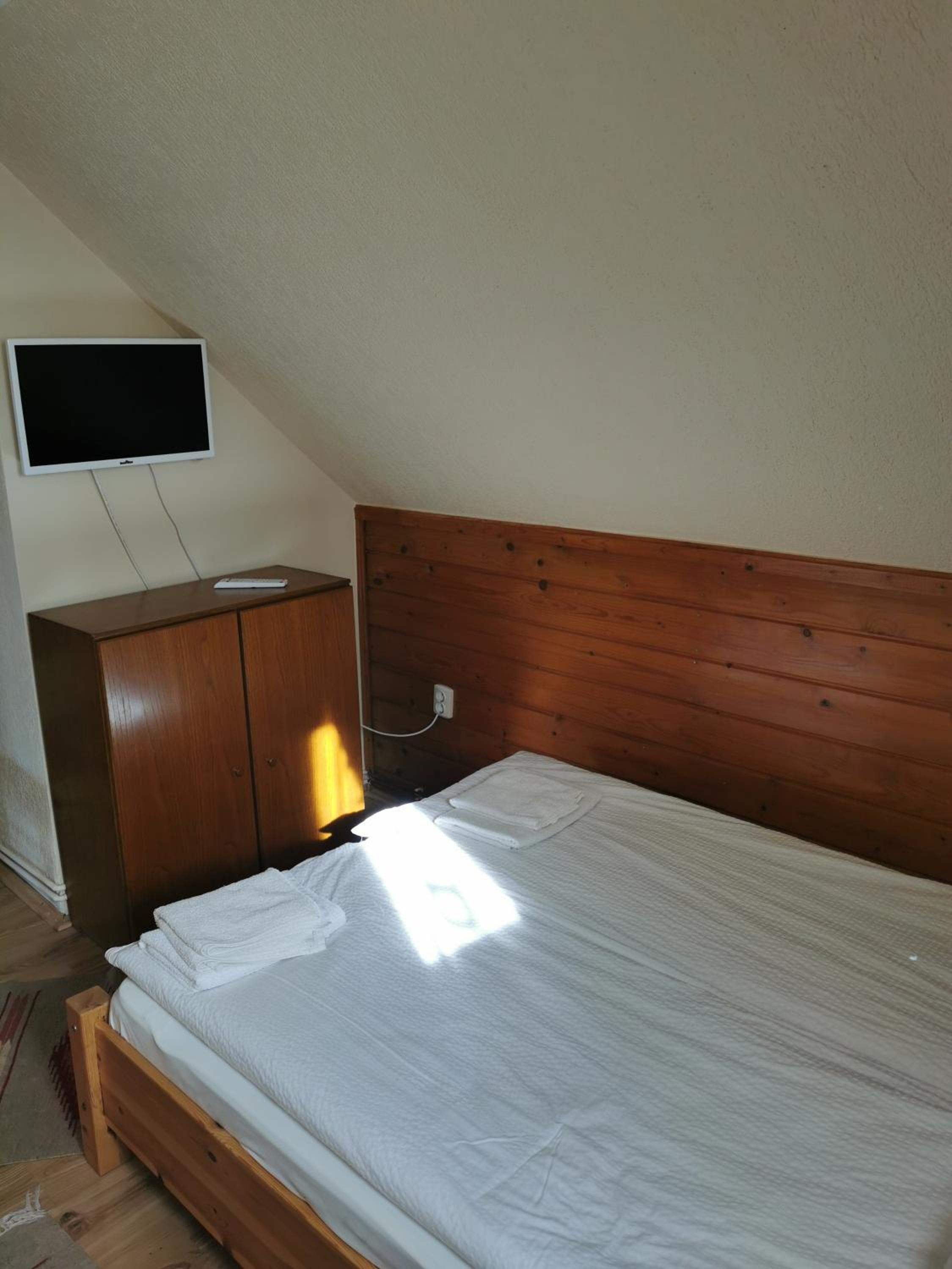 Standard Queen Room - Photo 7