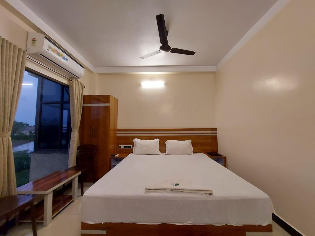 Deluxe Room - Photo 16
