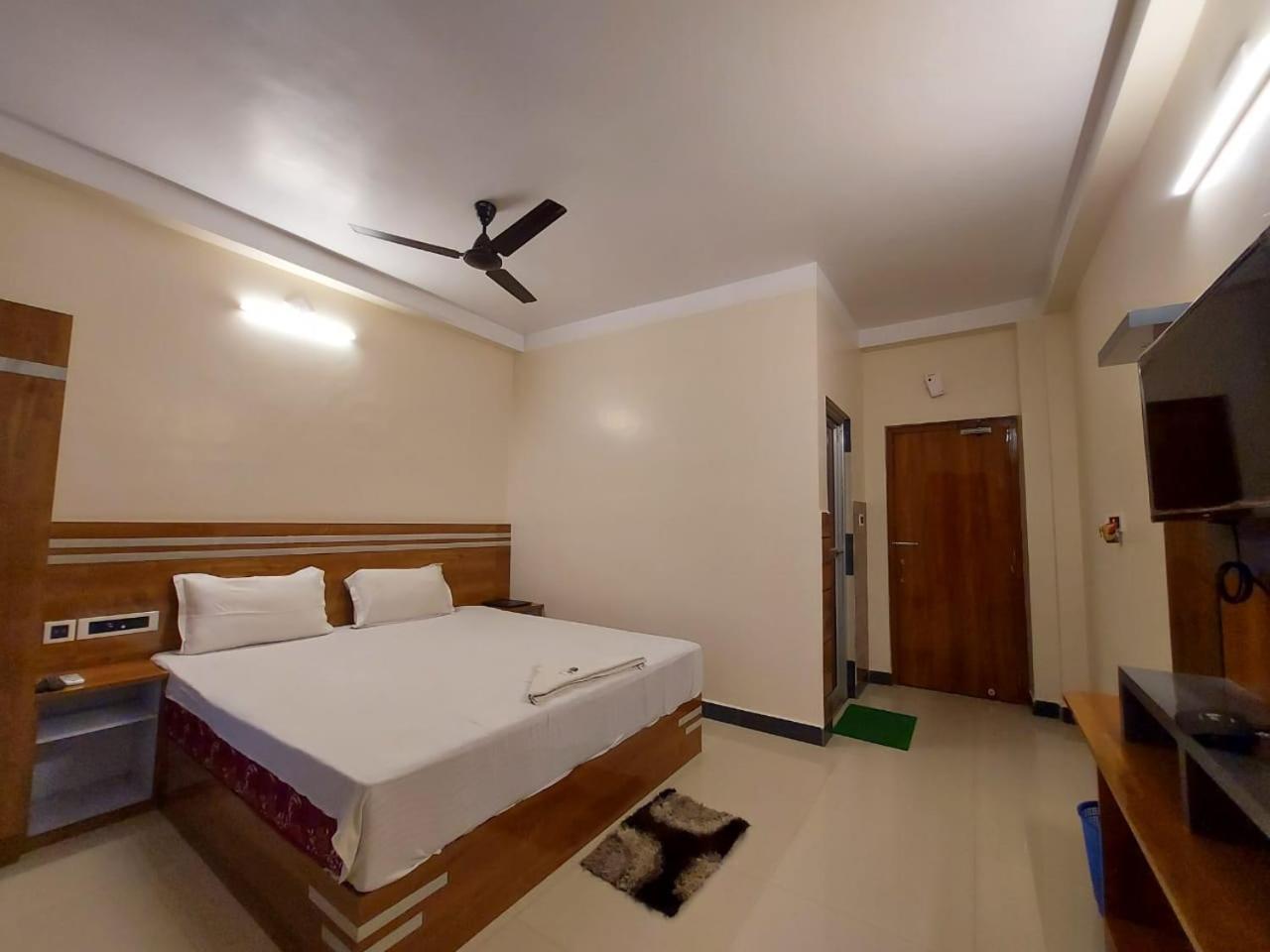 Deluxe Room - Photo 15