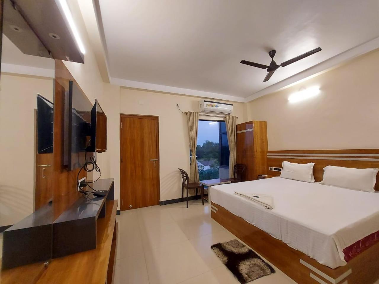 Deluxe Room - Photo 13