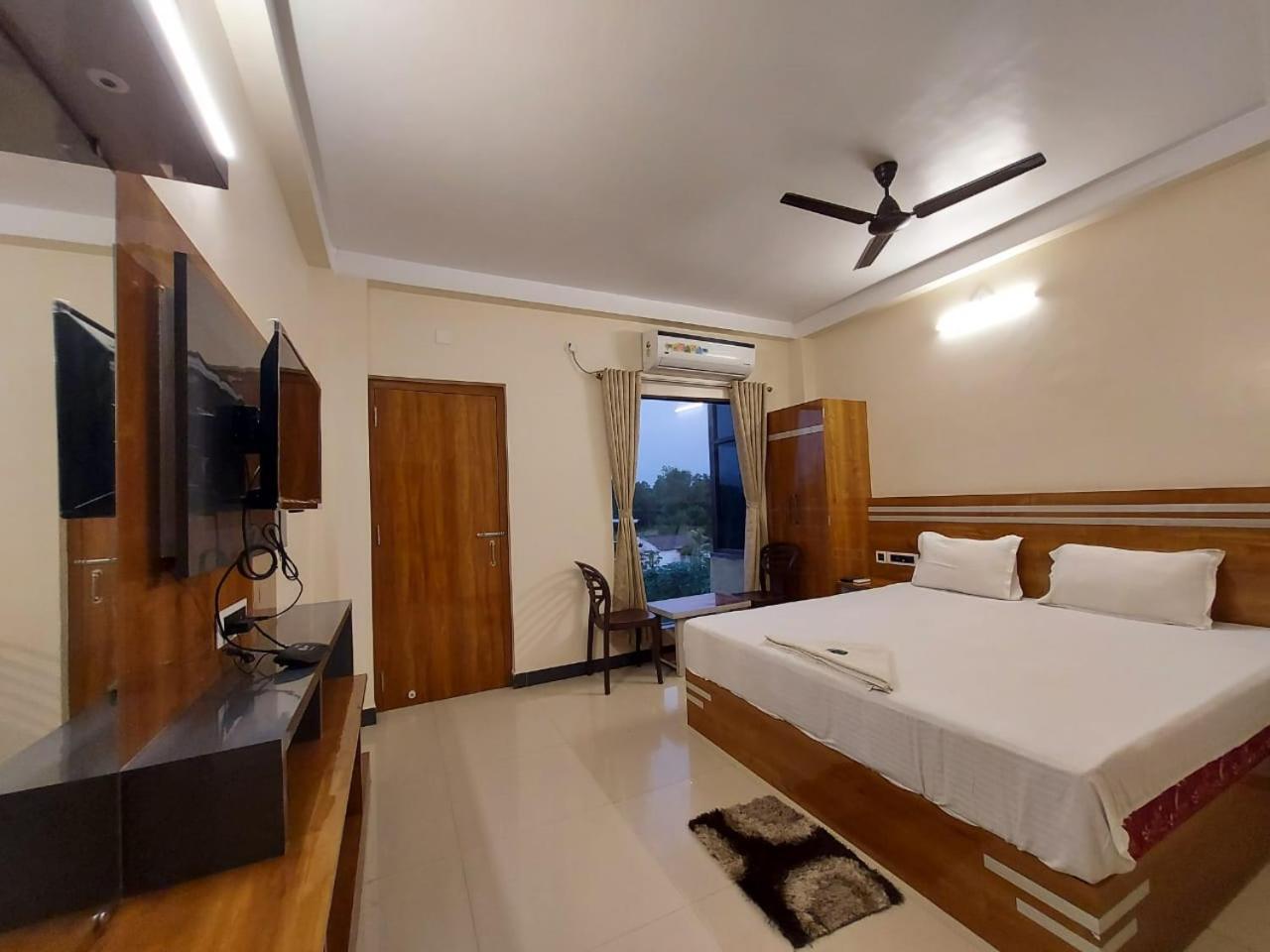 Deluxe Room - Photo 17