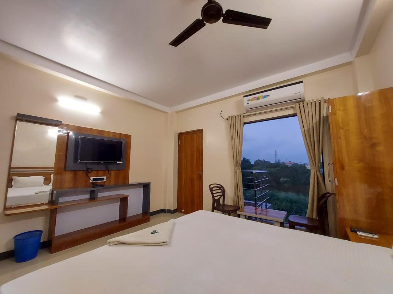 Deluxe Room - Photo 12