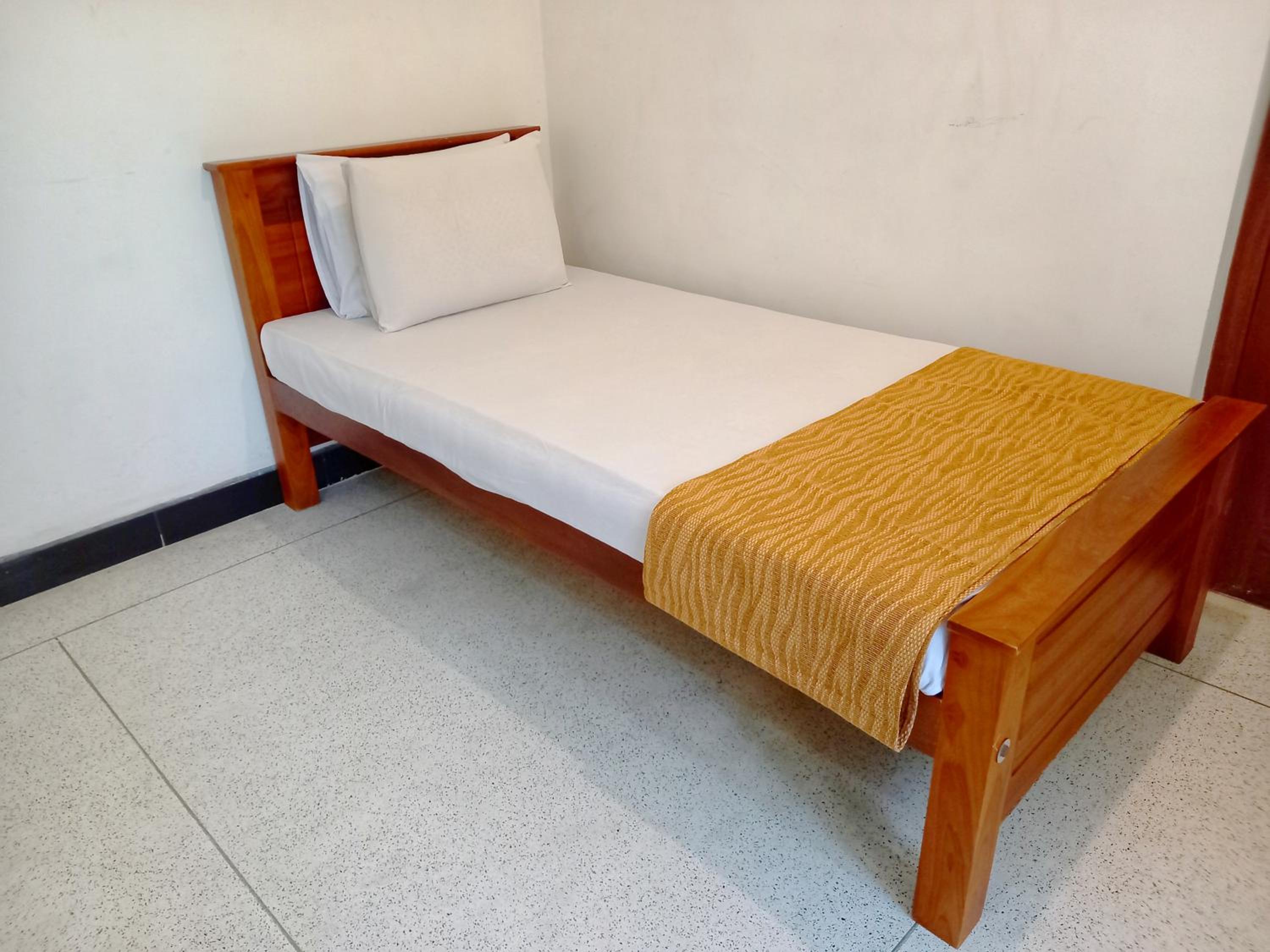 Single Bed in Mixed Dormitory Room