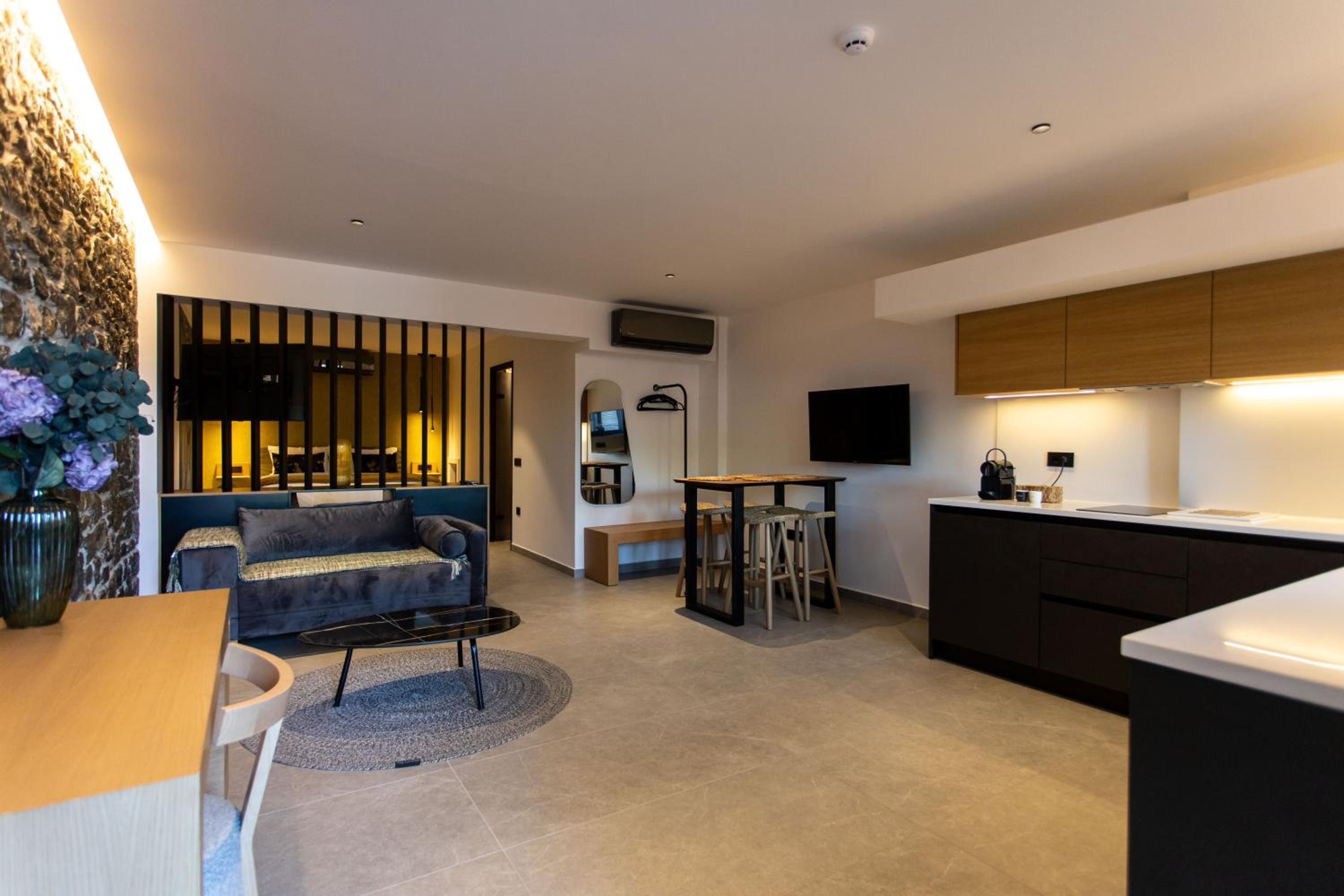Suite with Private Pool - Photo 19
