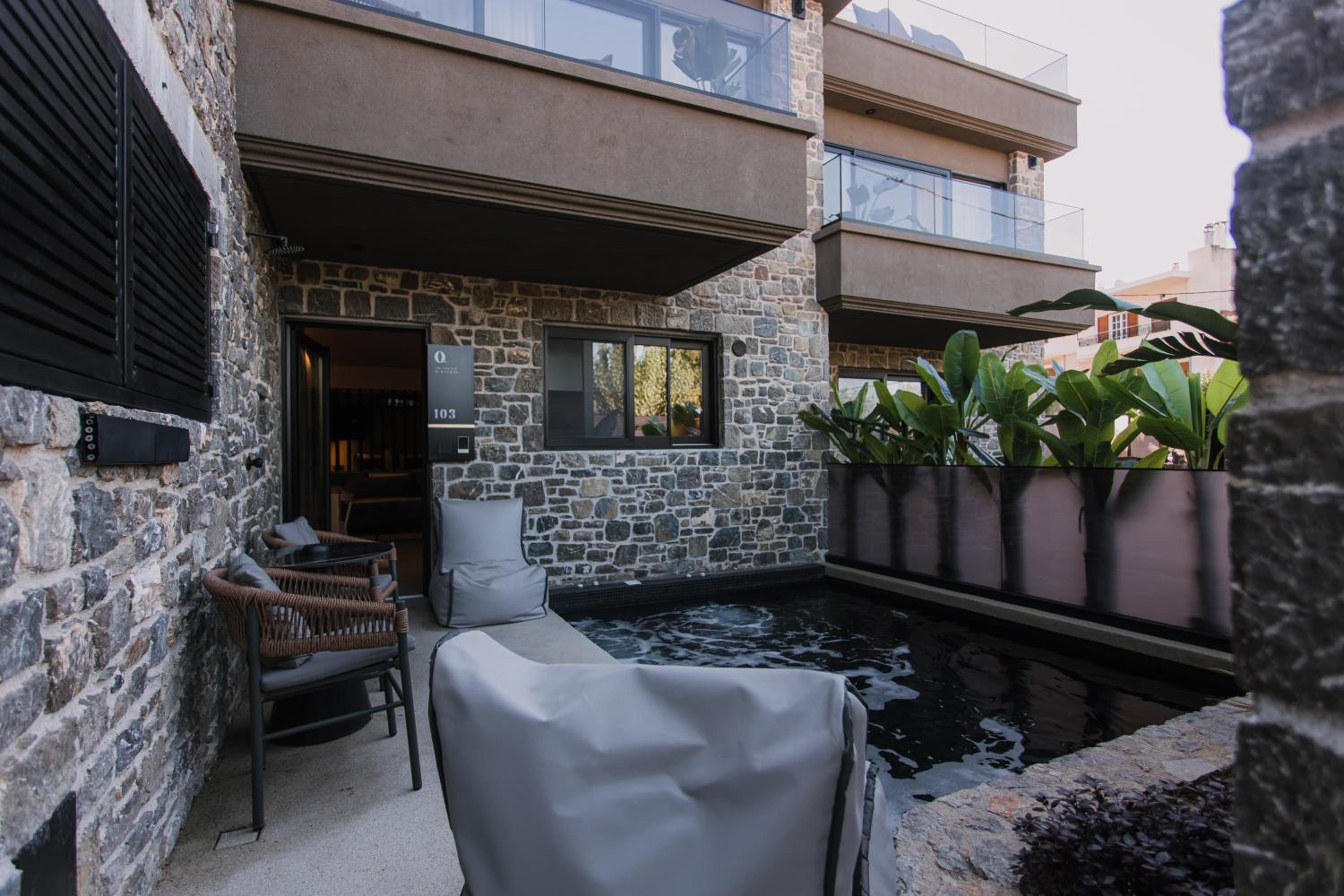 Suite with Private Pool - Photo 28