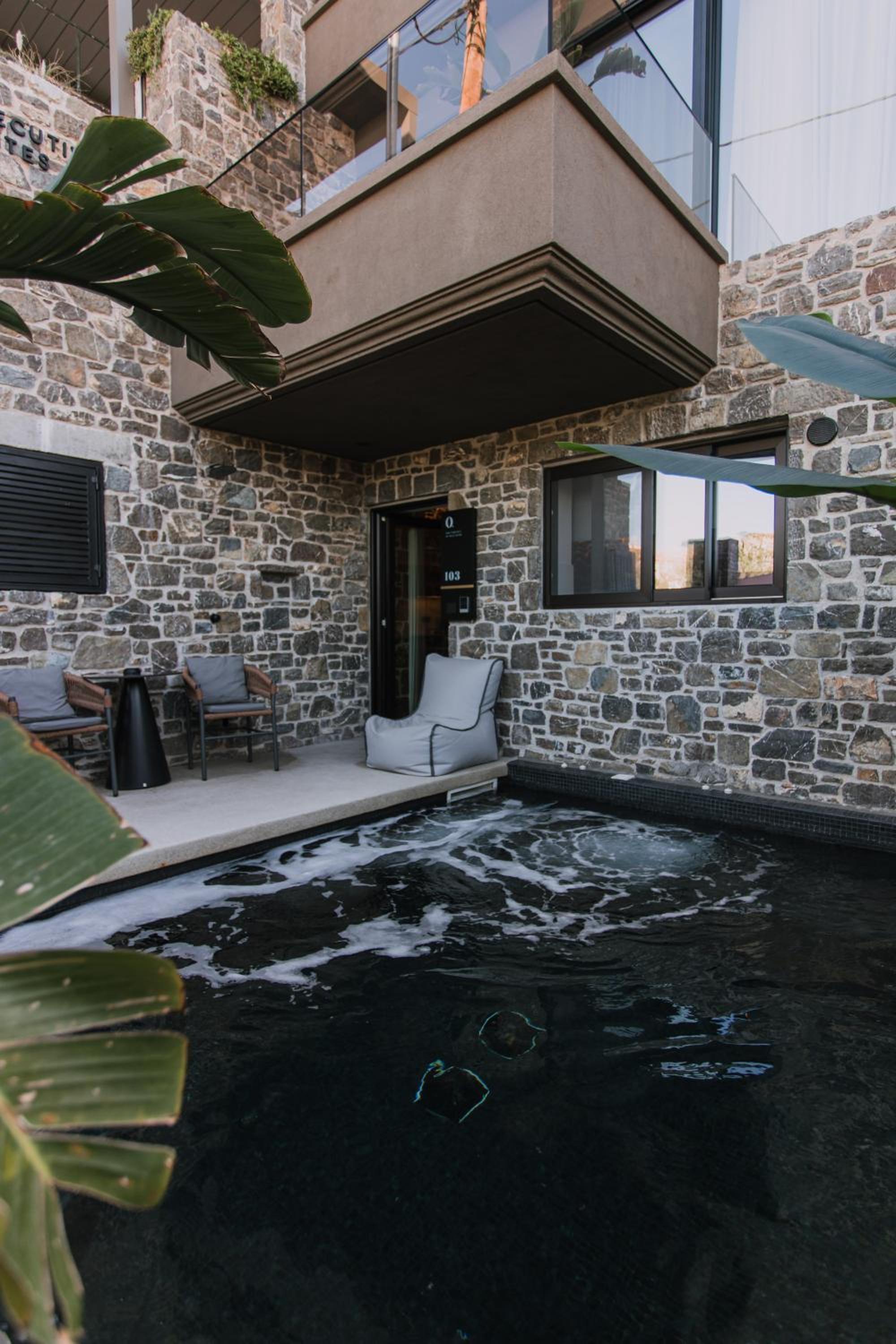 Suite with Private Pool - Photo 8