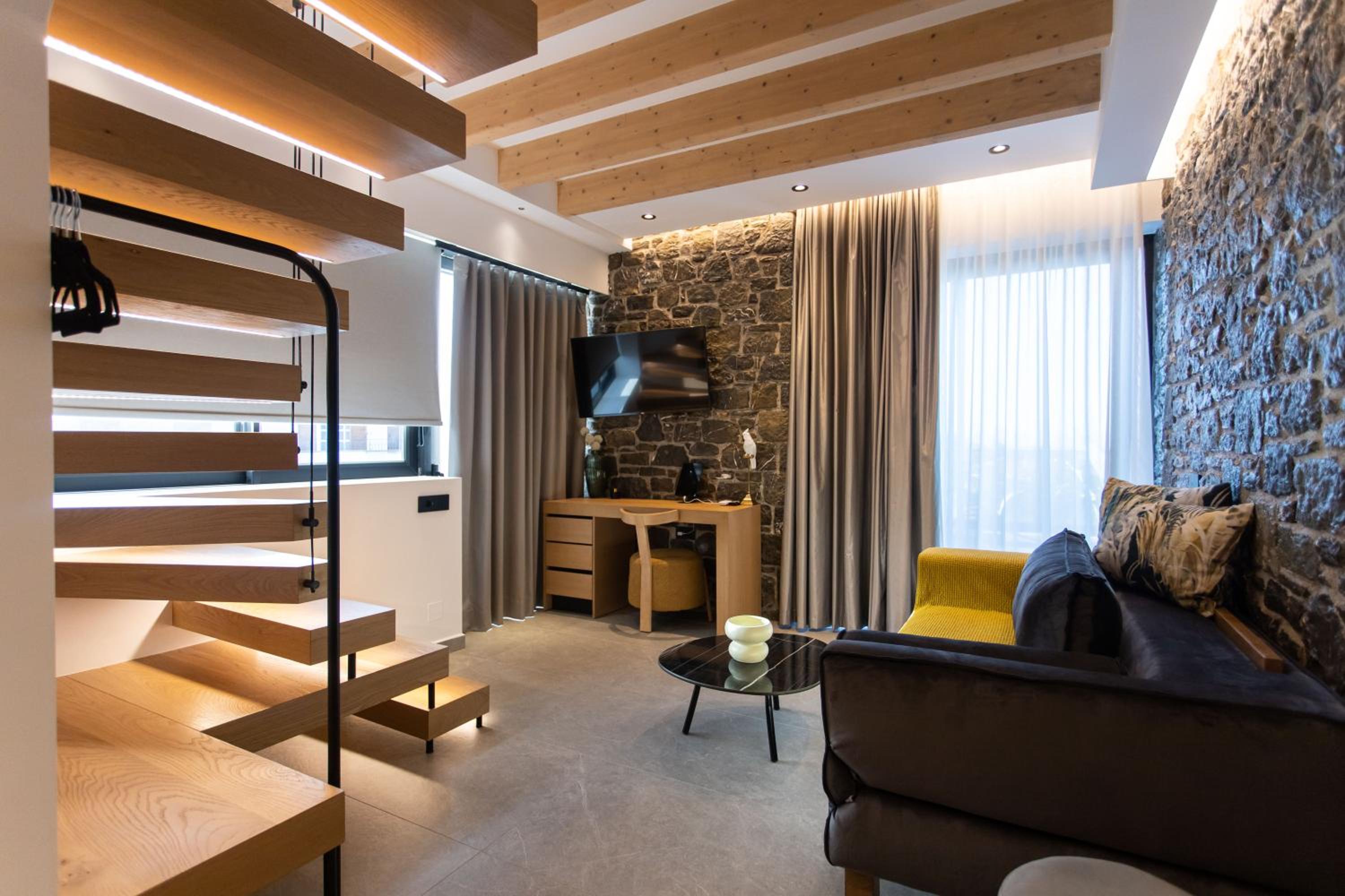 Executive Suite - Photo 24