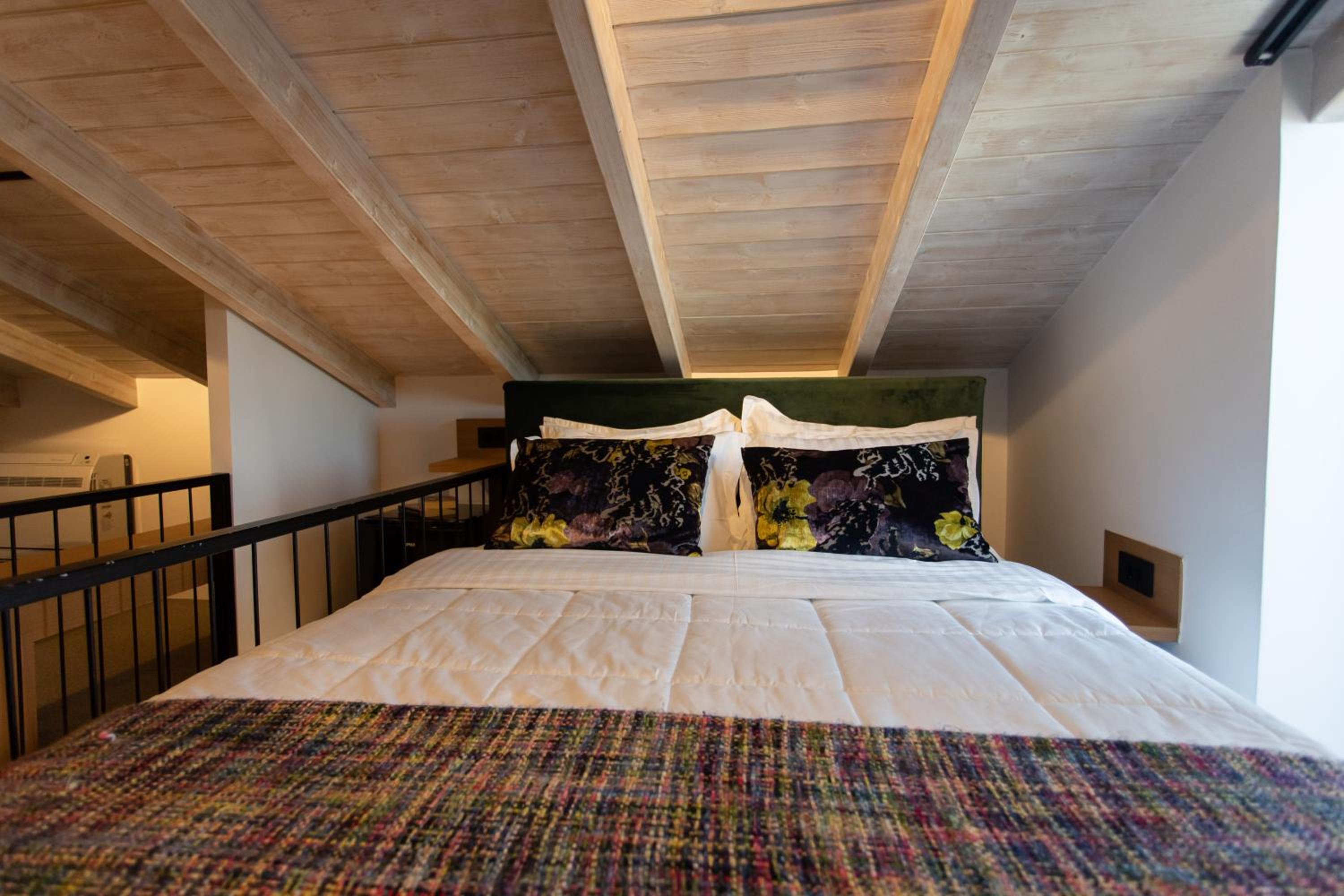 Executive Suite - Photo 22