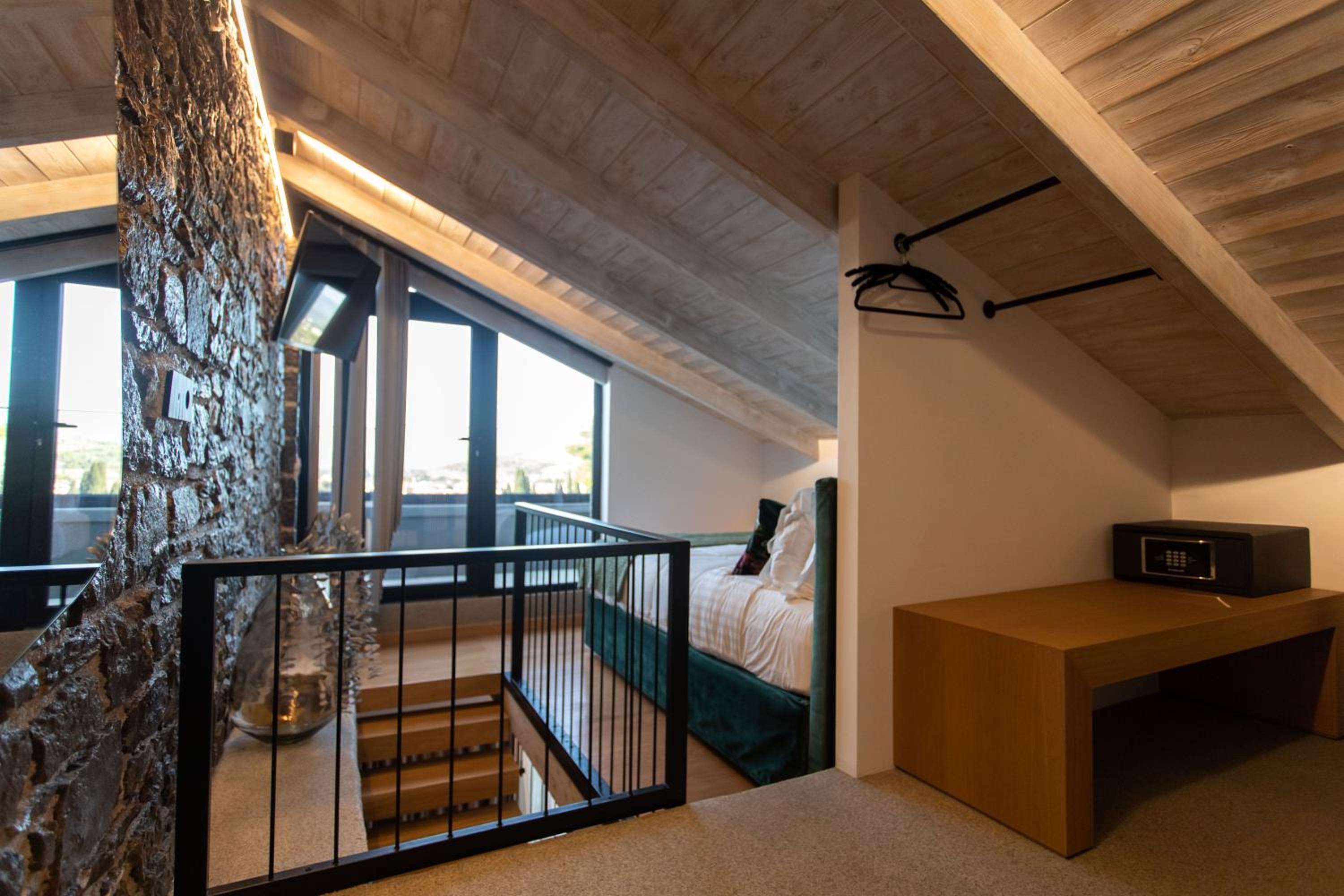 Executive Suite - Photo 37