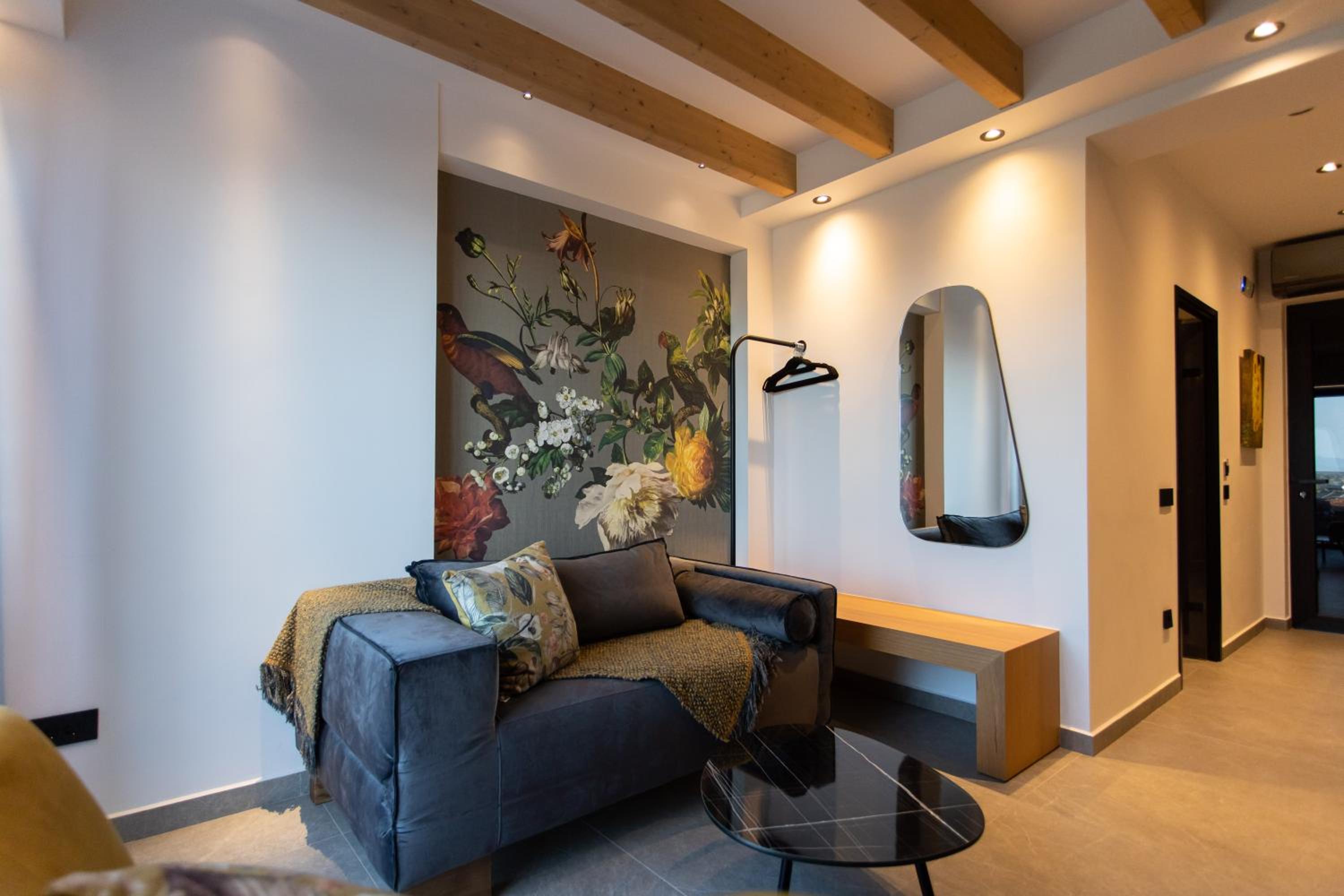 Executive Suite - Photo 2