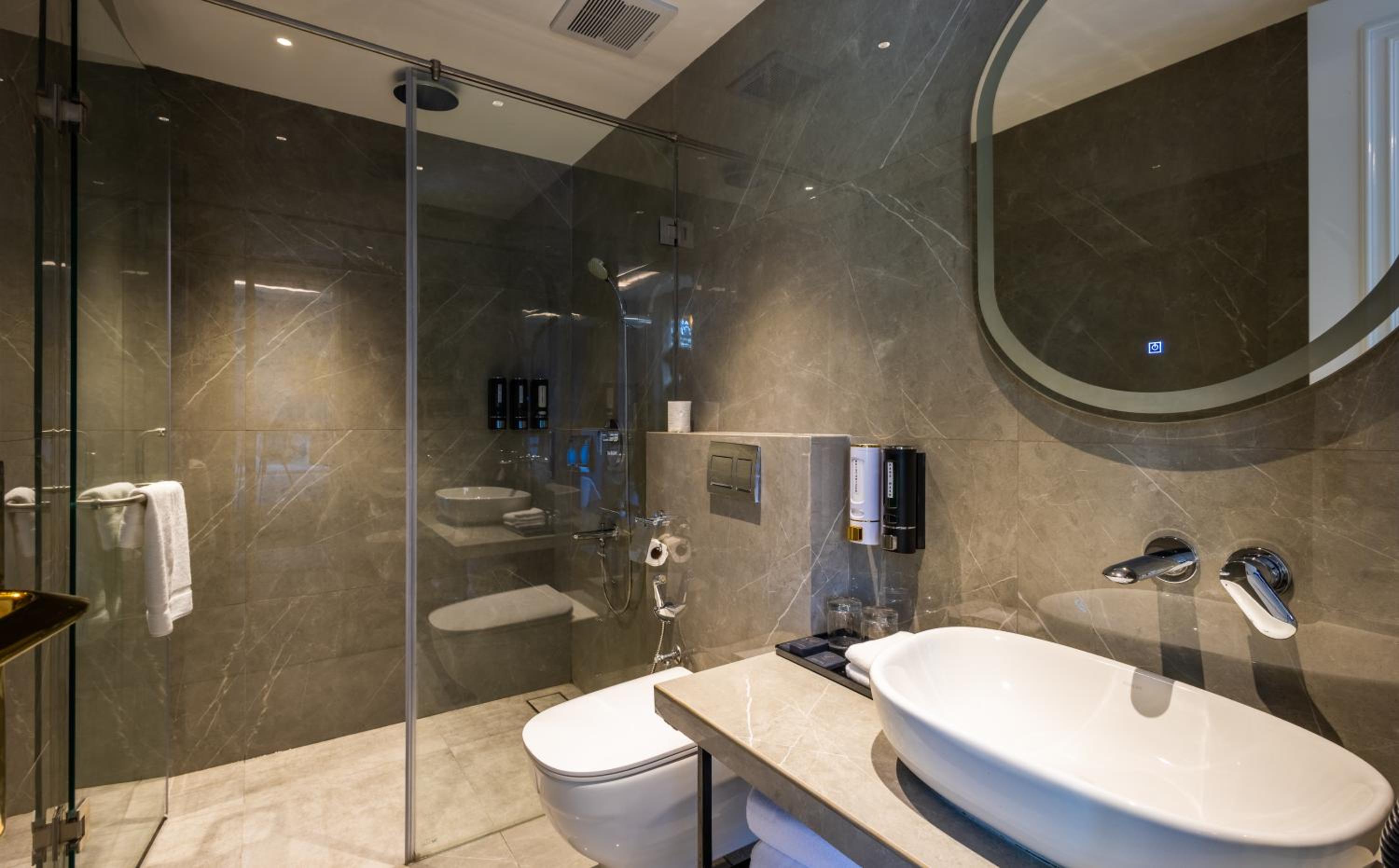 Deluxe King Room - Photo 6