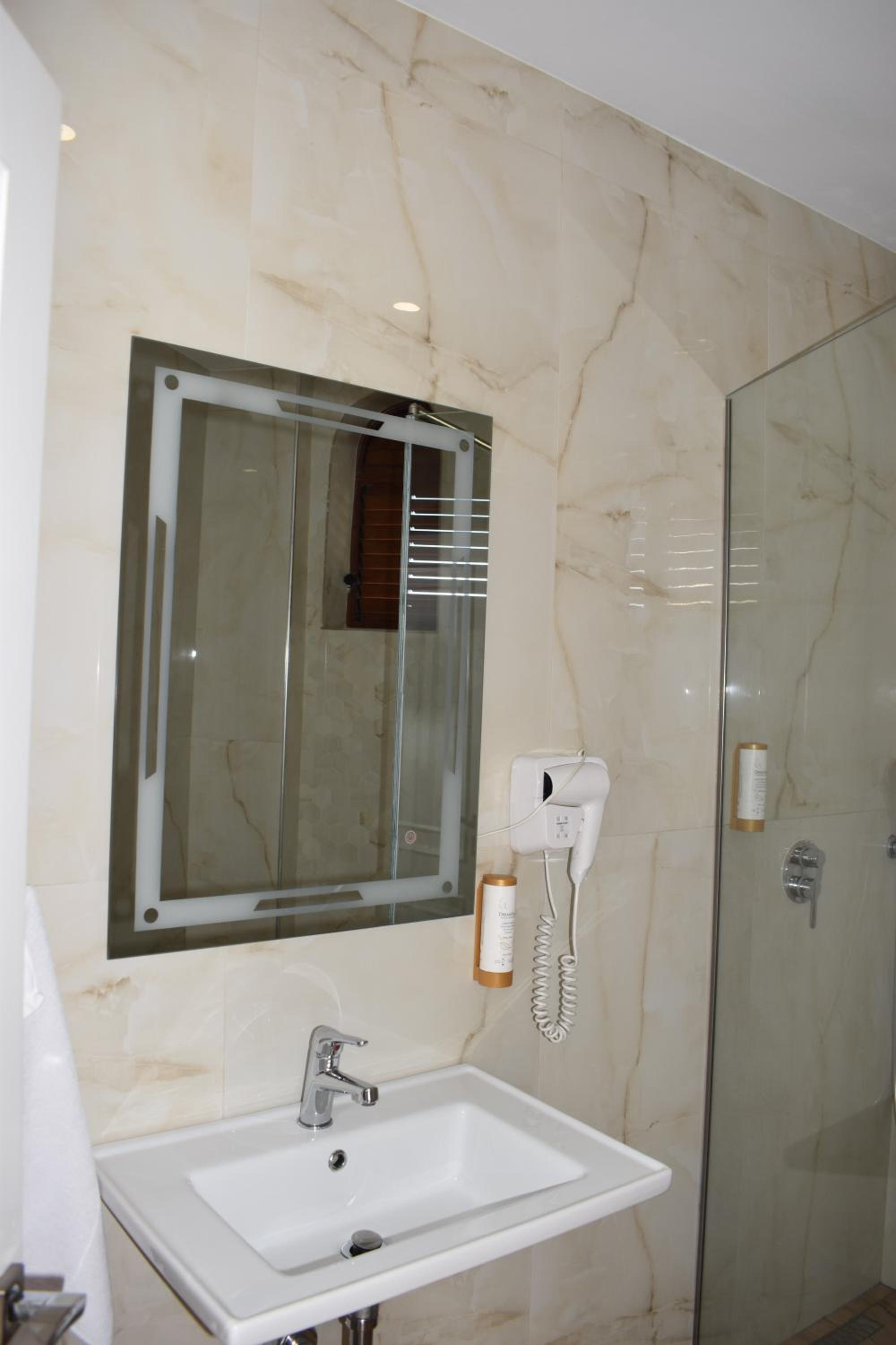 Standard Triple Room with Sea View photo 3