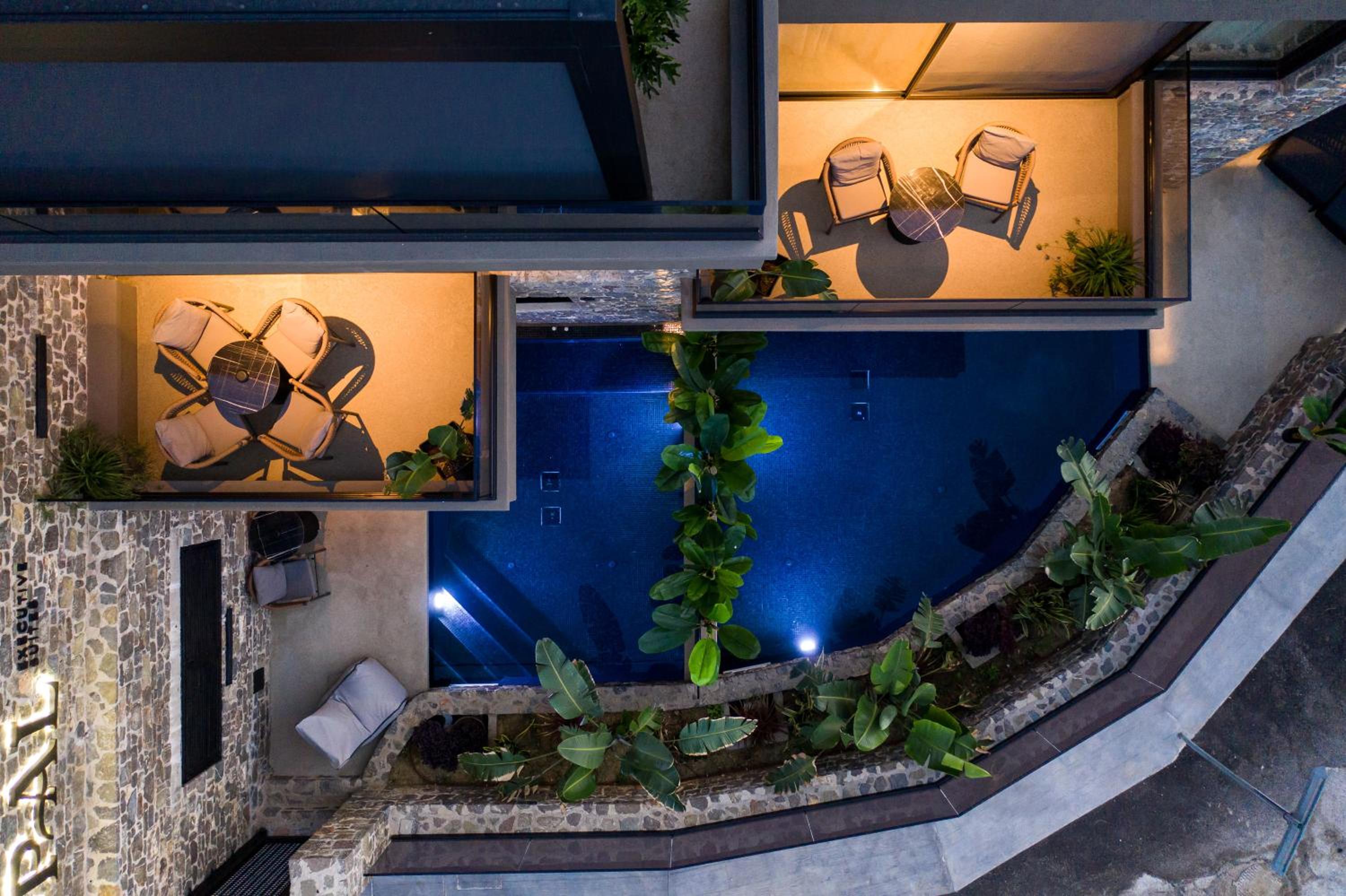 Suite with Private Pool - Photo 12