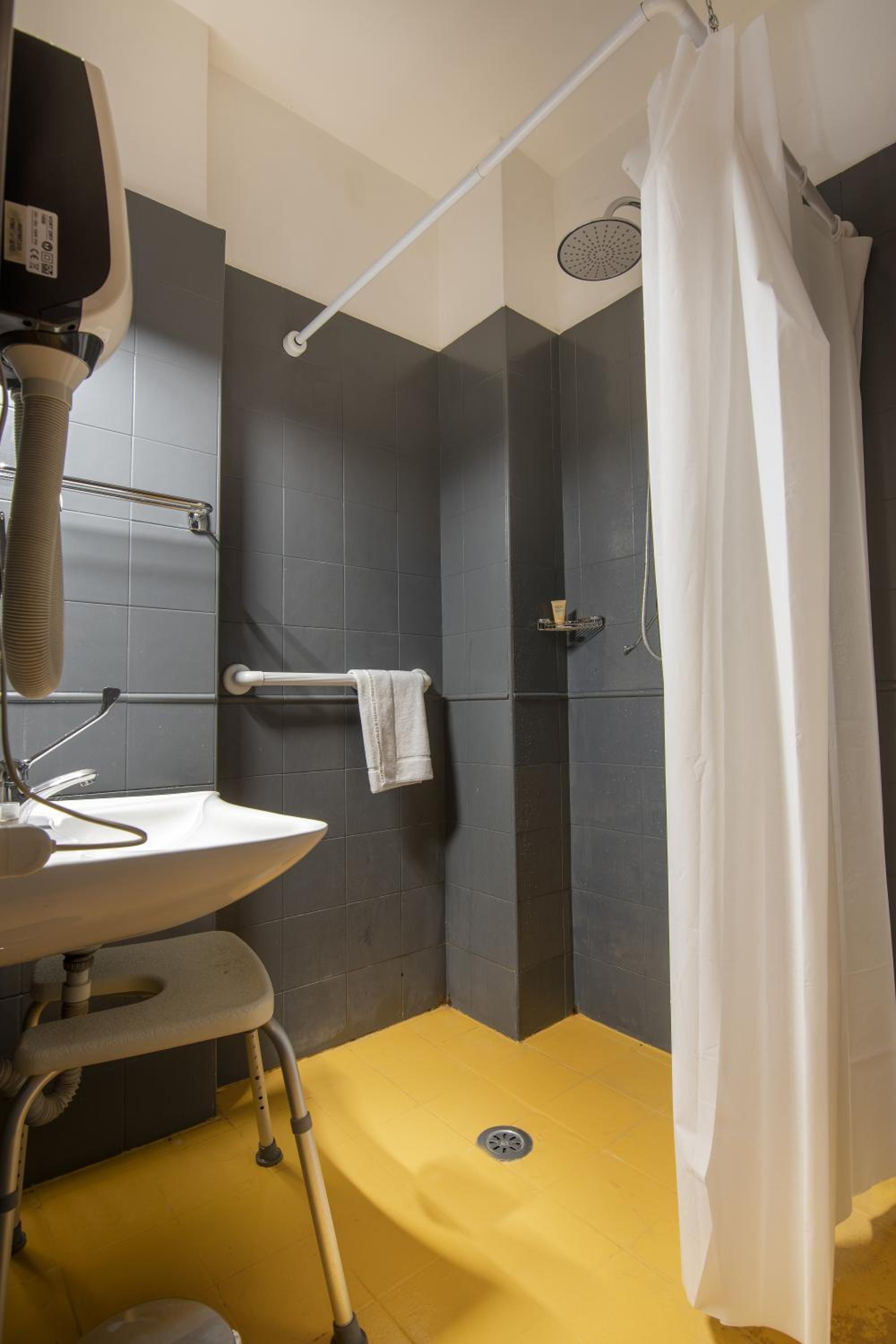 Double Room - Disability Access photo 3