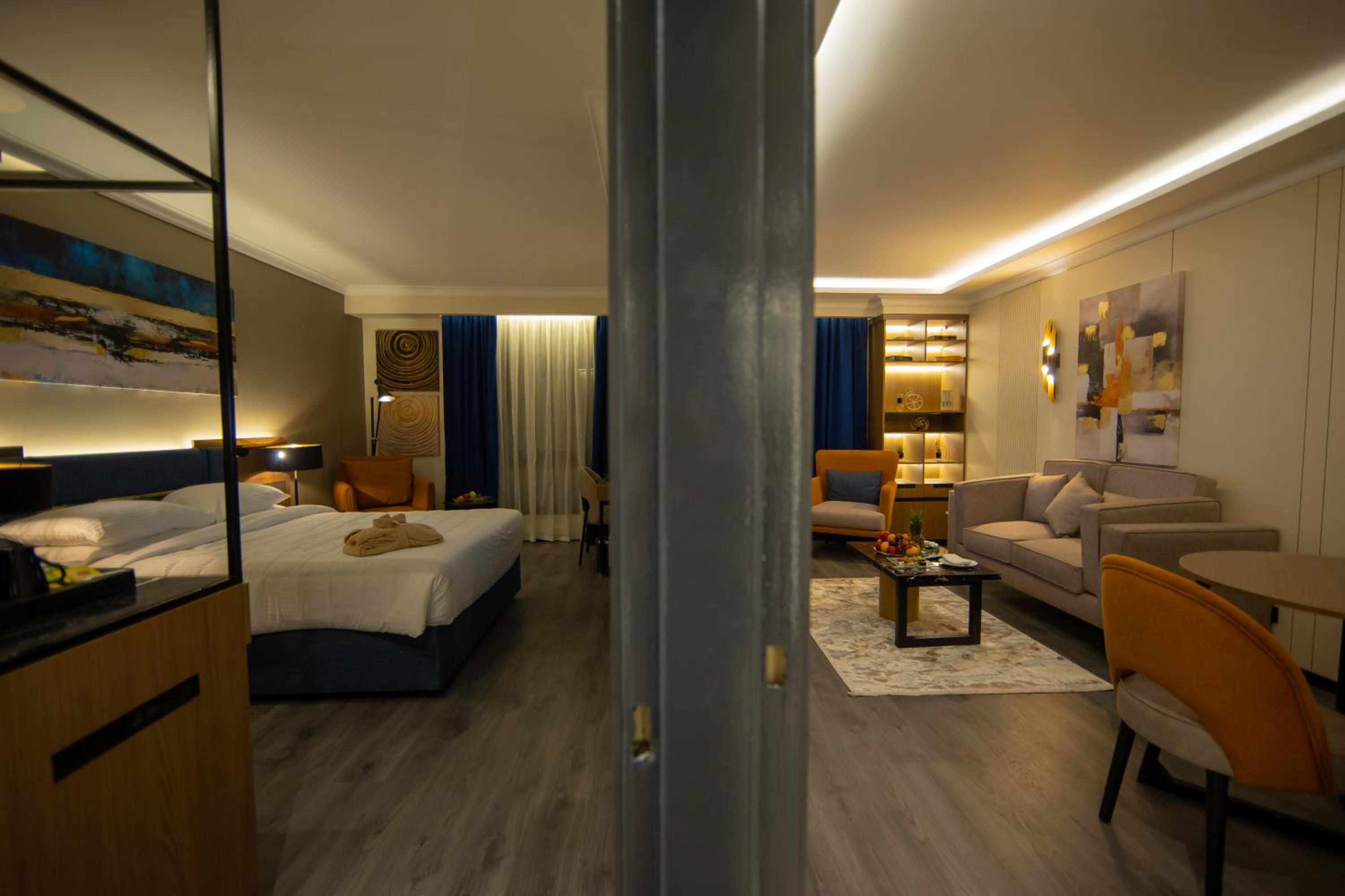 Premium Suite With 24/7 Butler Lounge Access thumbnail 6