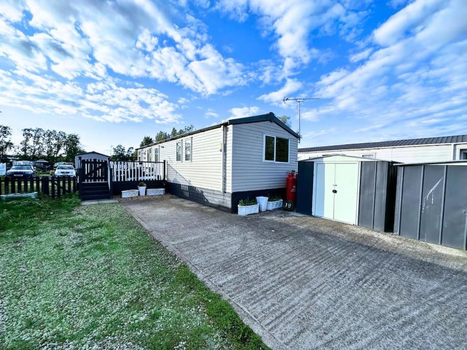 Three-Bedroom House photo 3