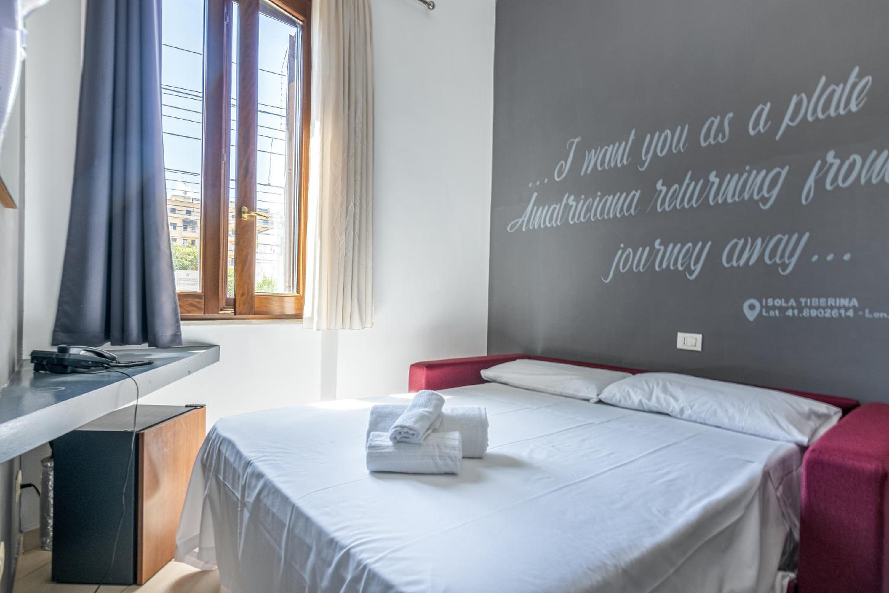 Economy Triple Room photo 3