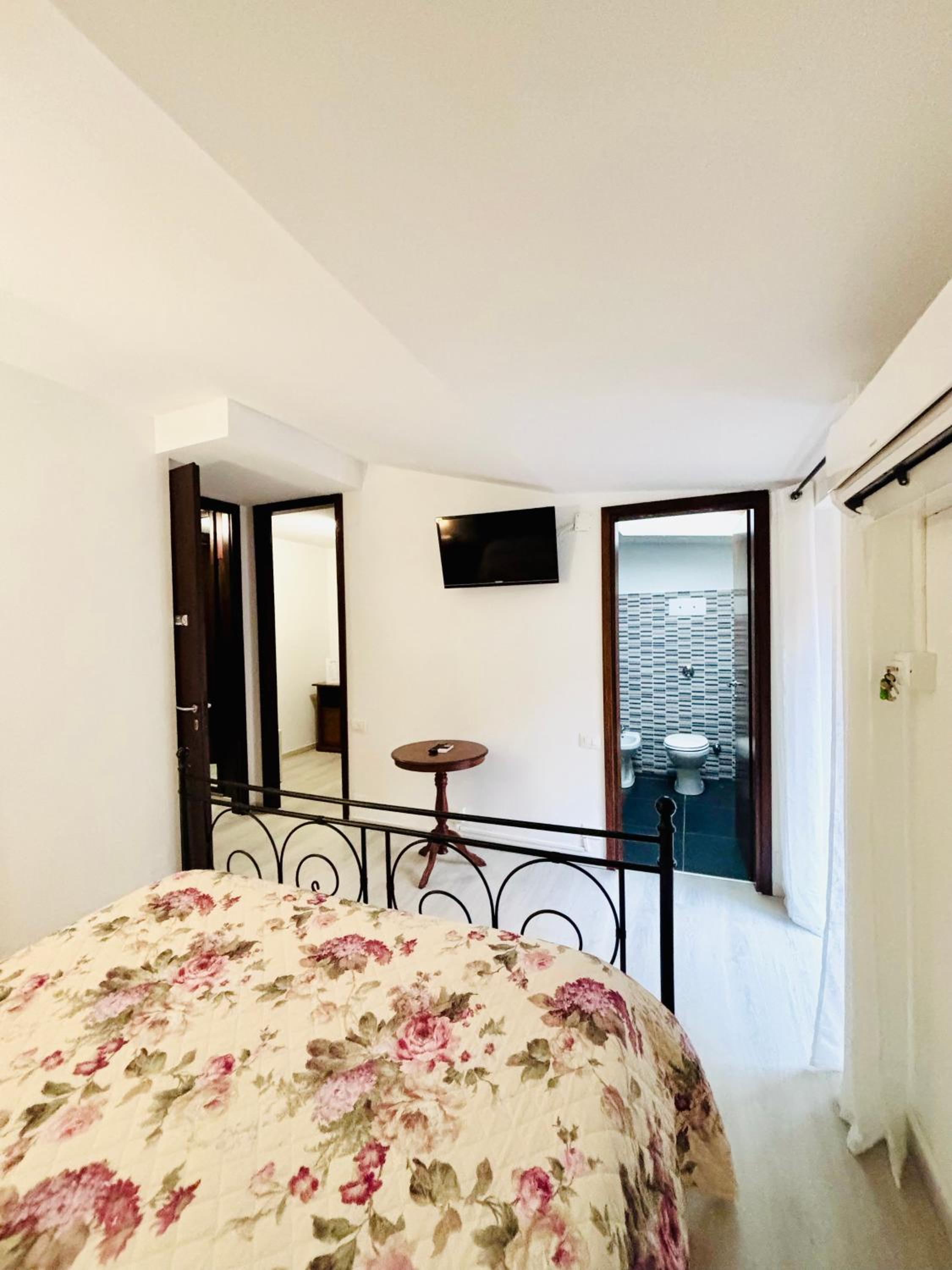 Double Room with Balcony - Photo 21