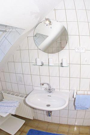 Two-Bedroom Apartment with Shower  photo 2