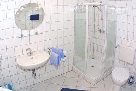 Two-Bedroom Apartment with Shower  photo 2