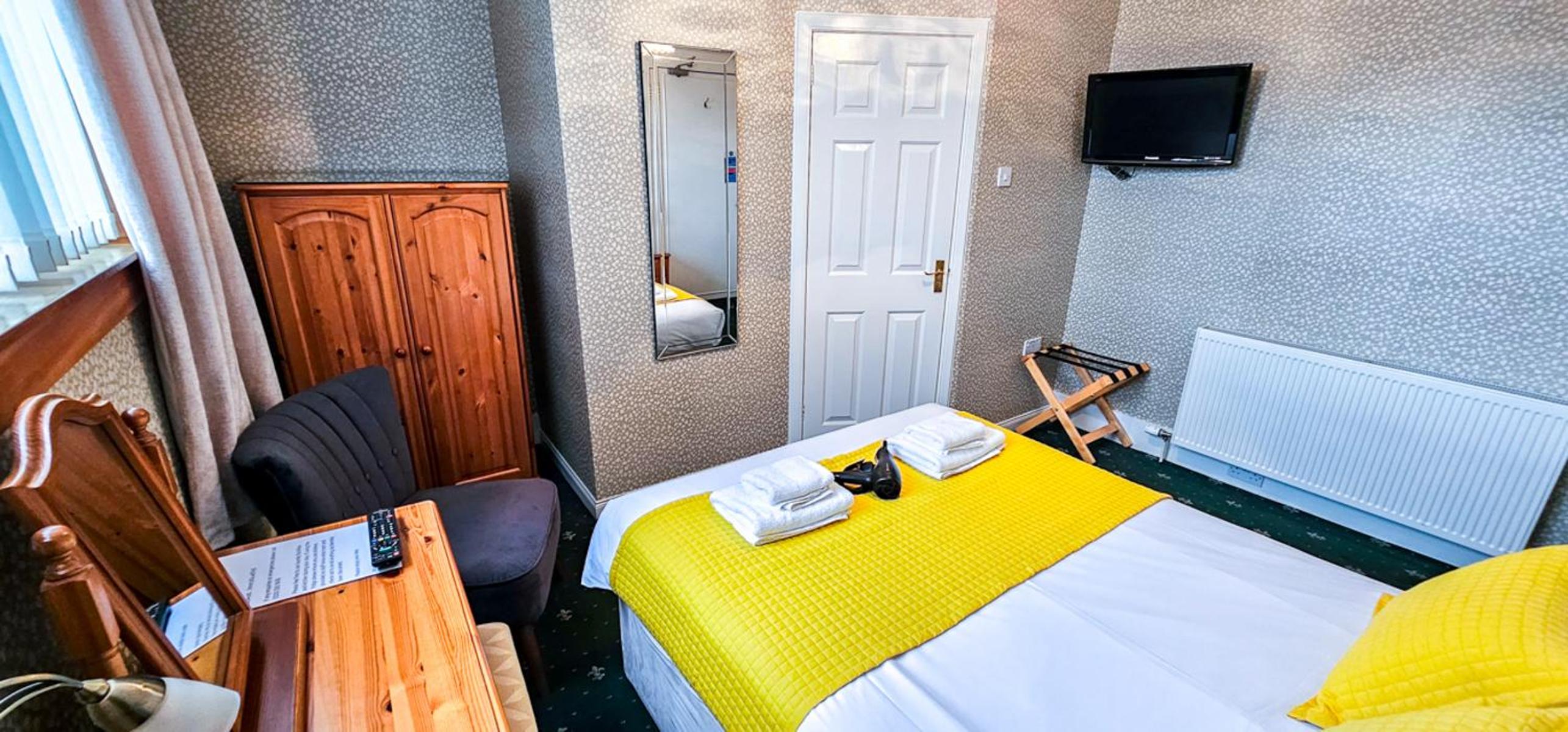 Standard Double Room - Photo 11