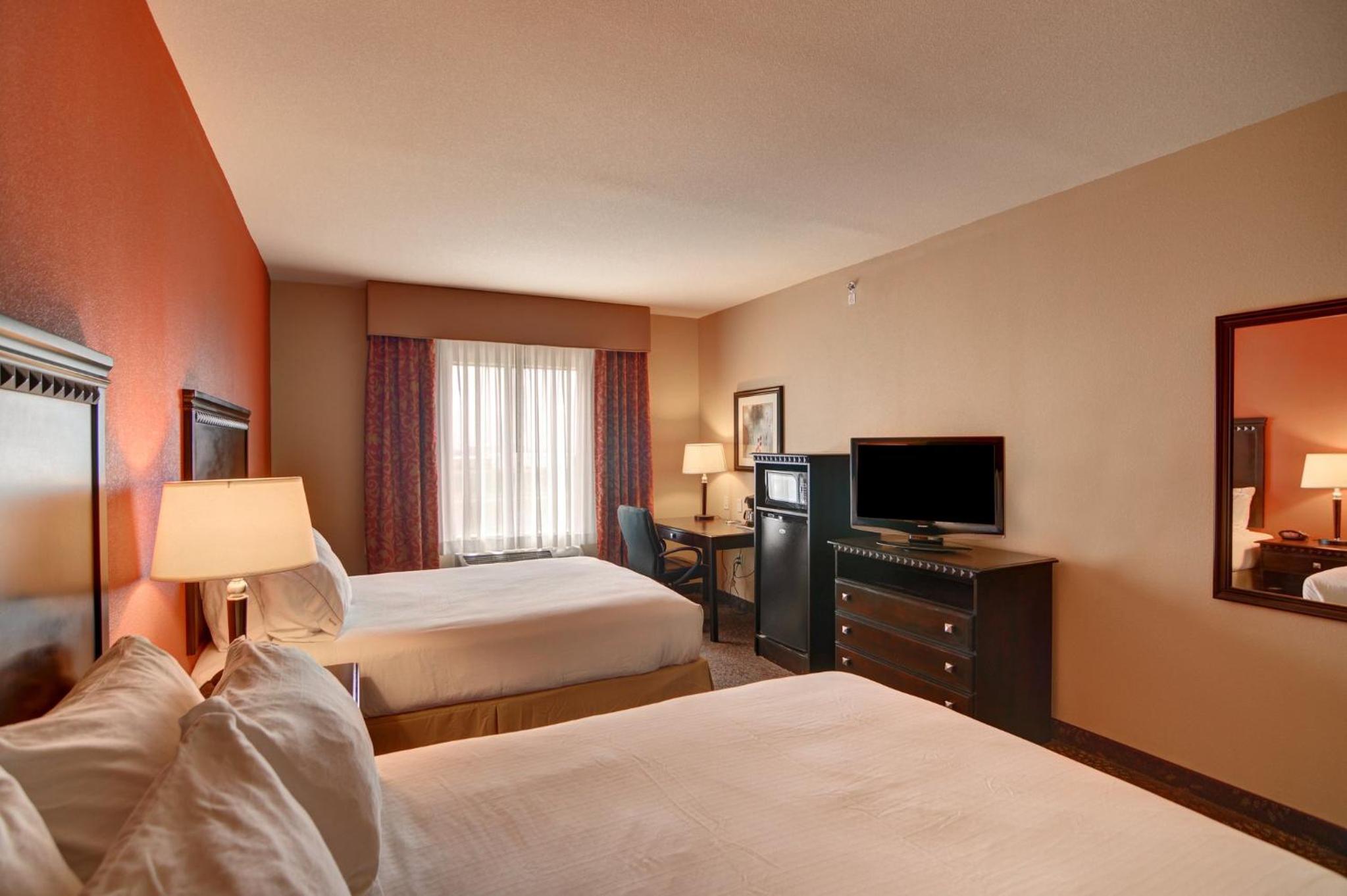 Standard Room with Two Queen Beds - Photo 8