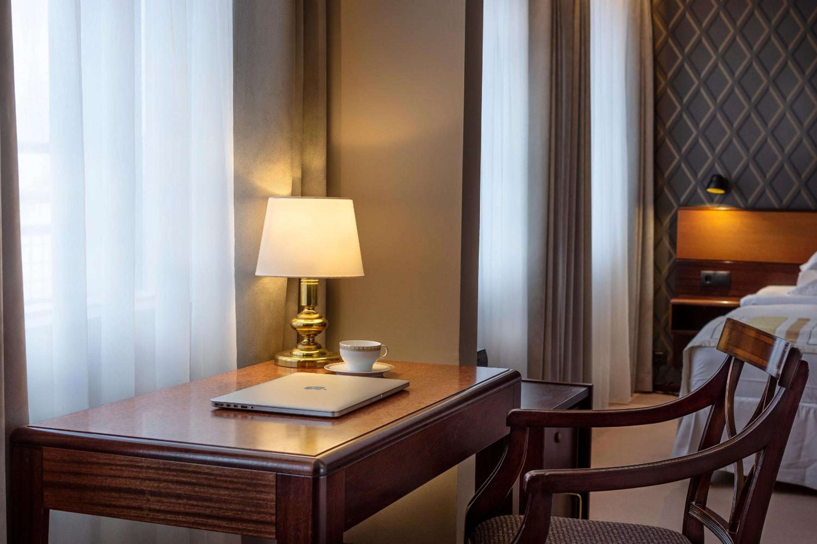 Junior Suite with Balcony - Photo 10