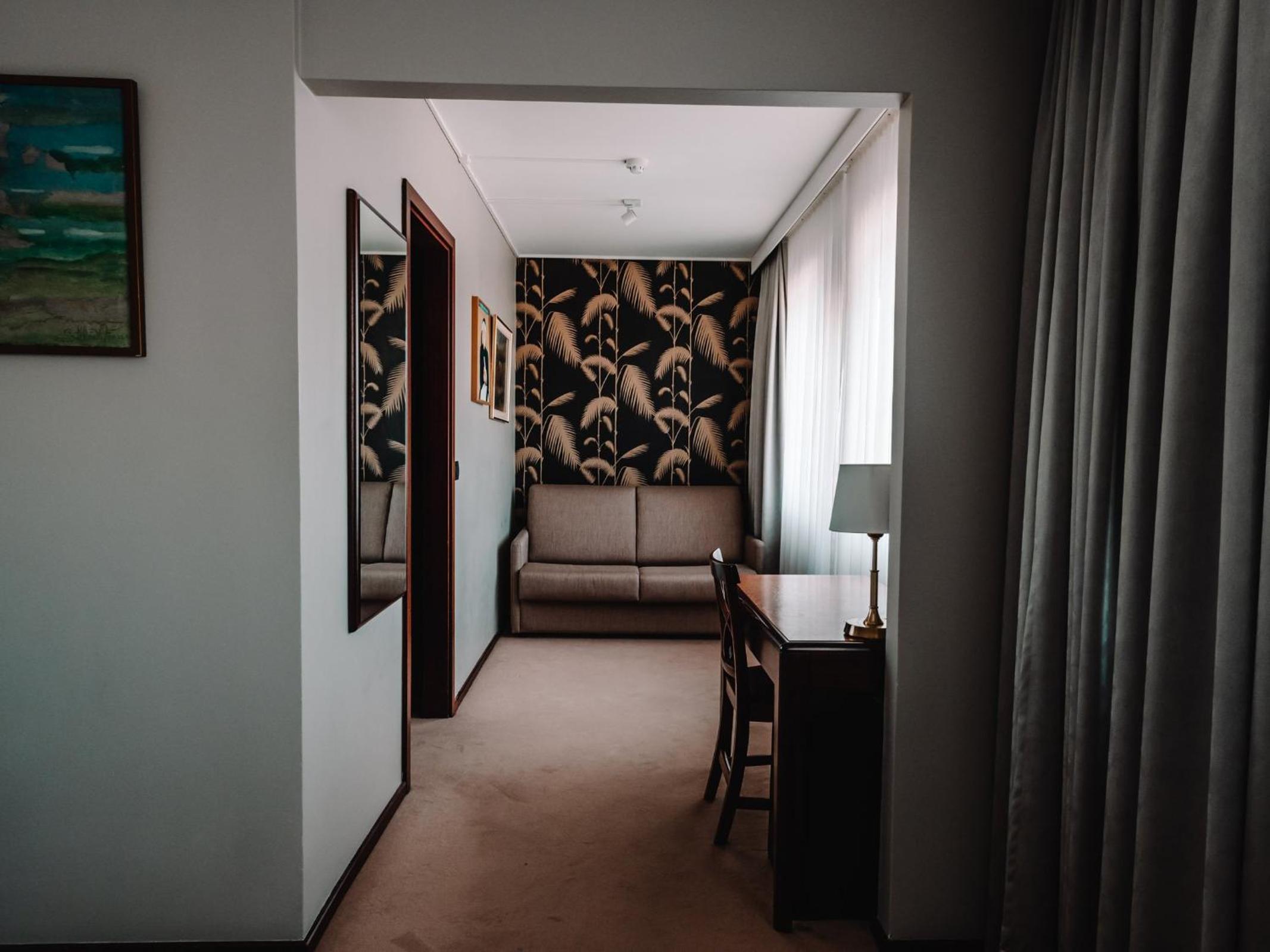 Junior Suite with Balcony - Photo 12