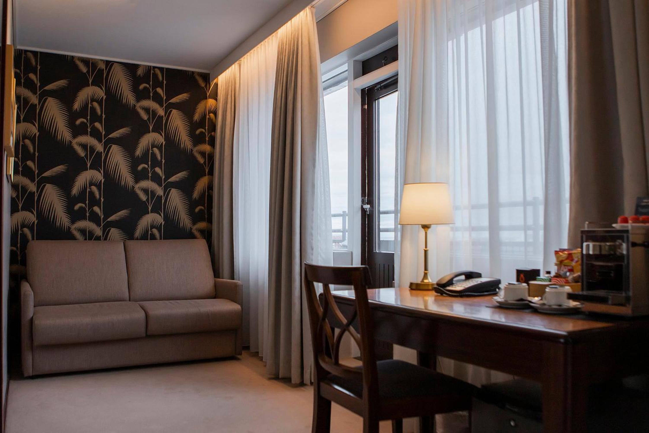 Junior Suite with Balcony - Photo 13