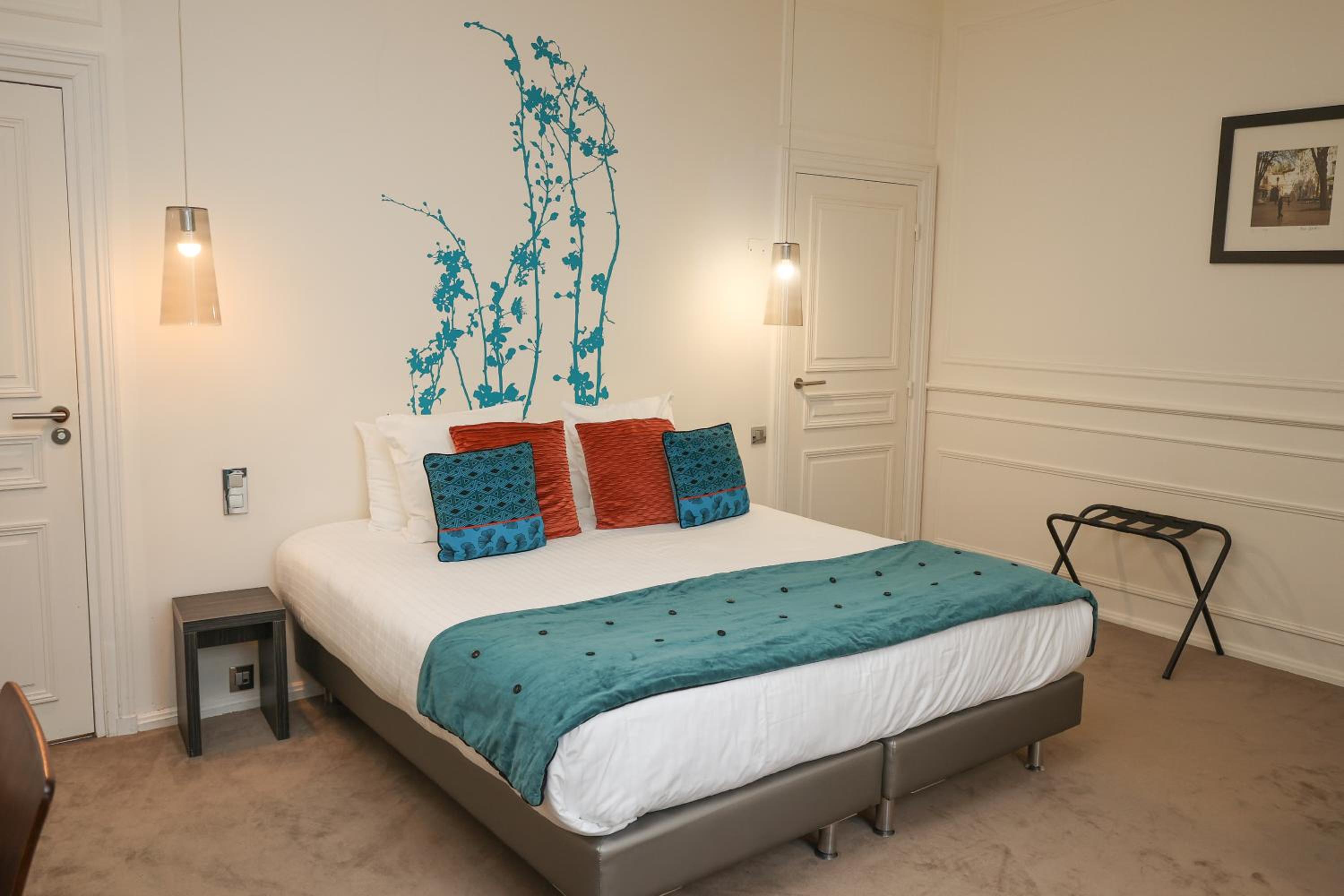 Deluxe Double Room with Balcony - Photo 4