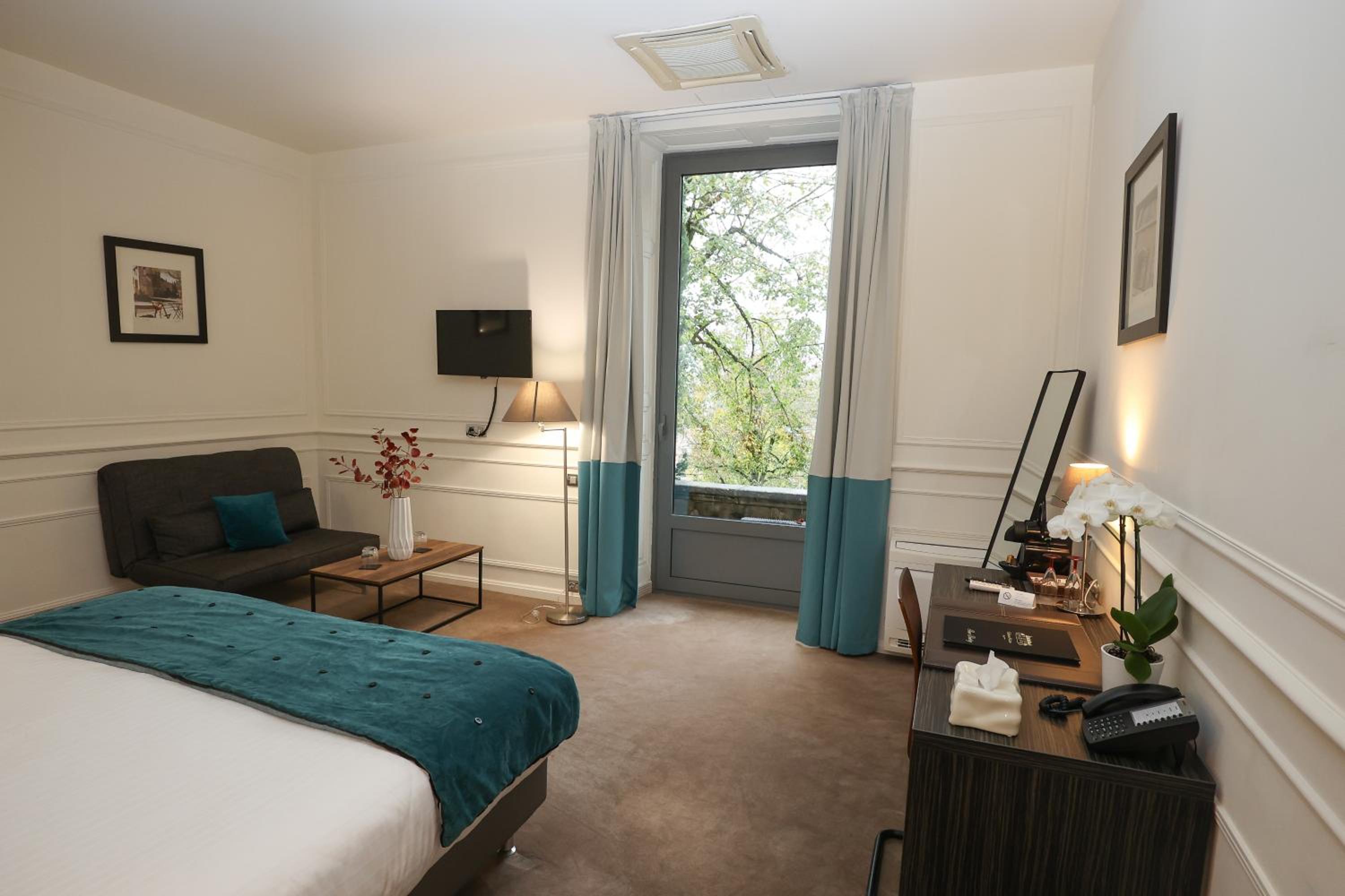 Deluxe Double Room with Balcony - Photo 3