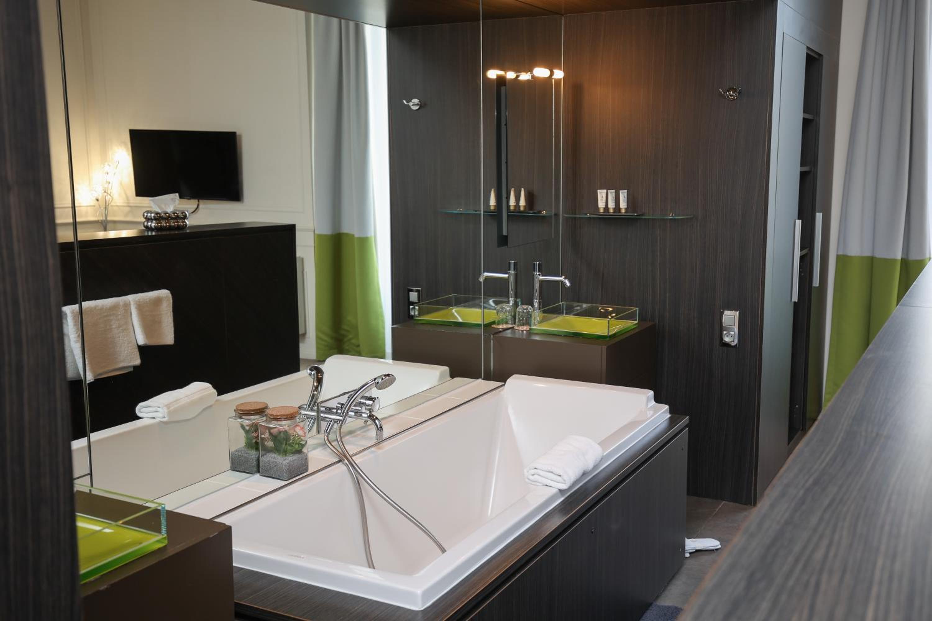 Deluxe Double Room - Photo 9