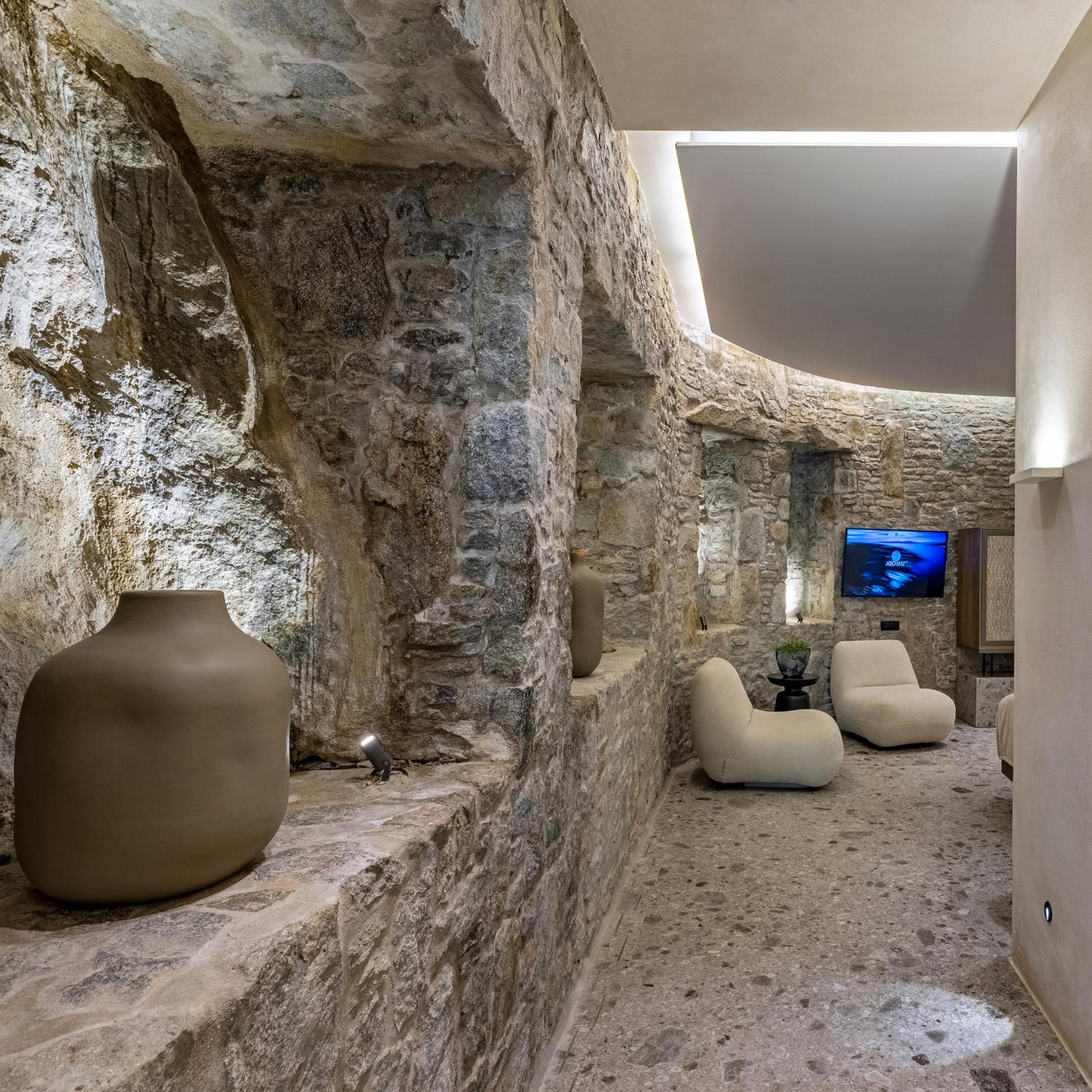 STONE Suite with Private Pool and Garden View - Photo 3