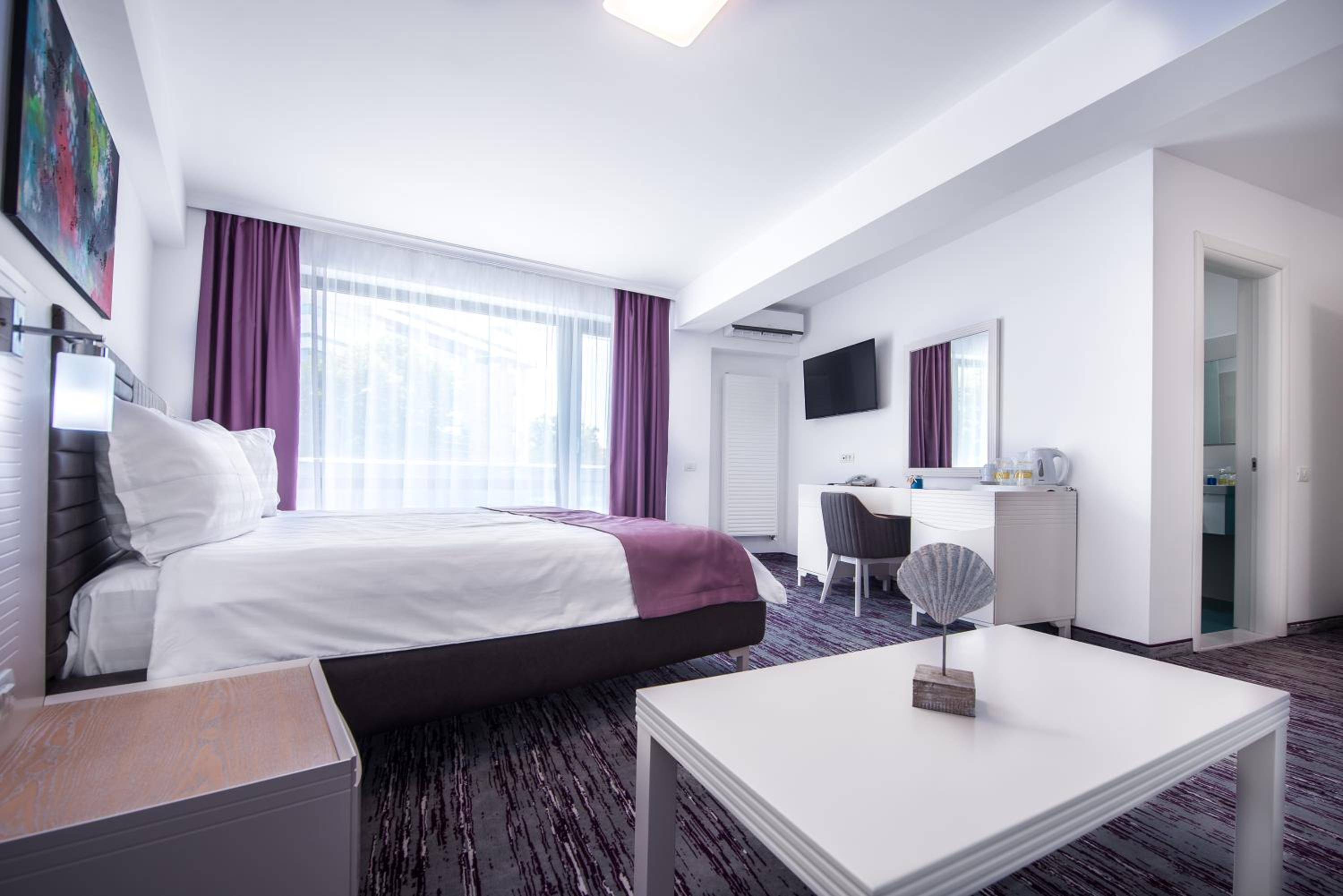 Deluxe Double Room with Balcony photo 3
