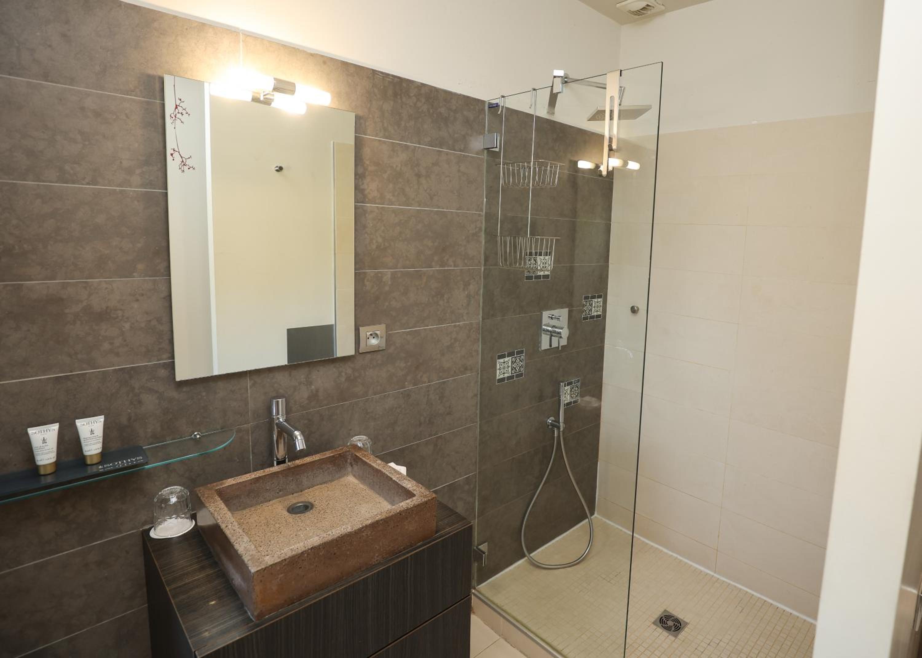 Standard Double Room - Photo 13