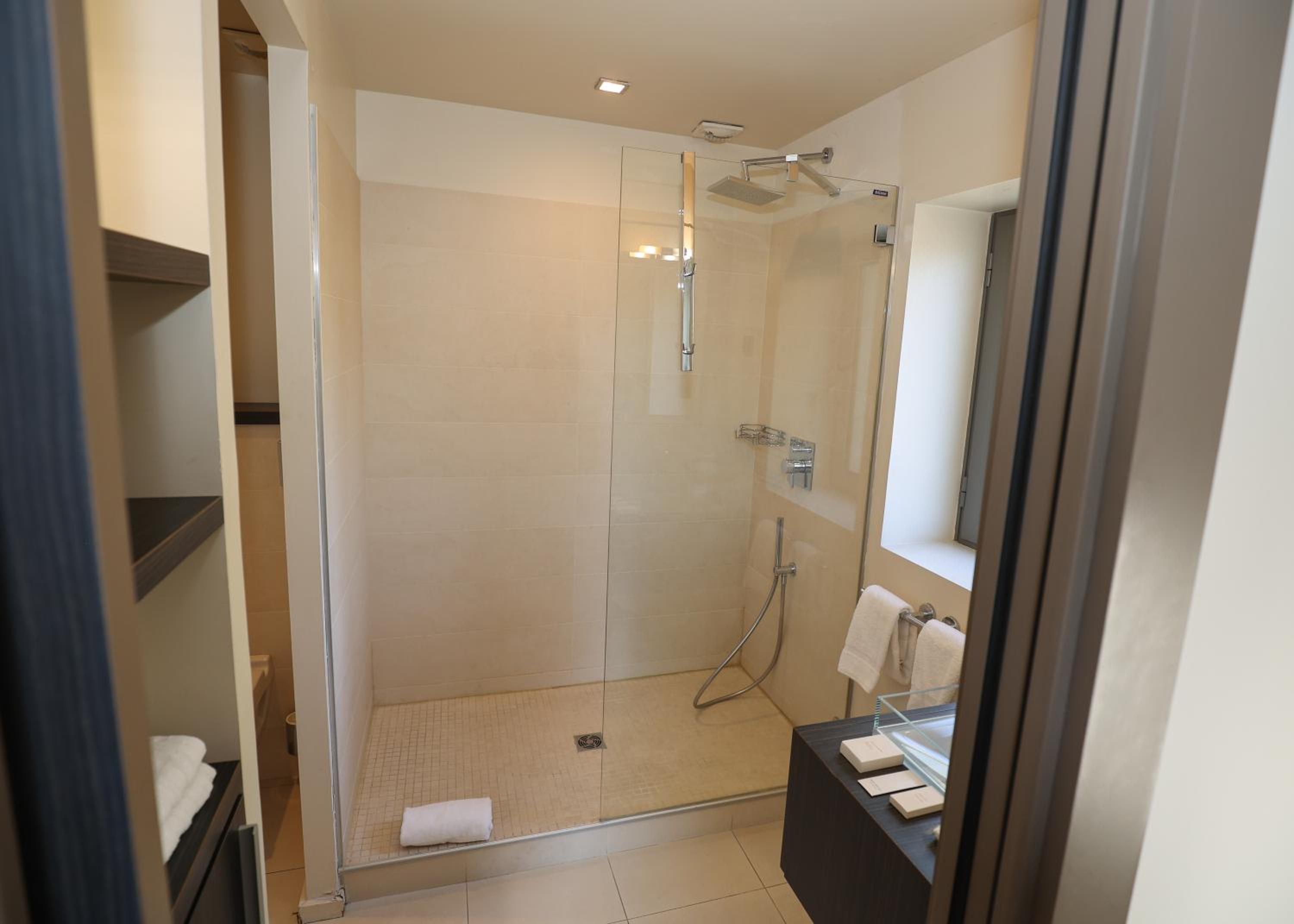 Standard Double Room - Photo 10