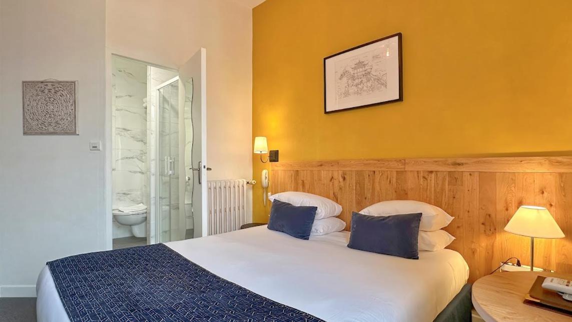 Double Room with Street View