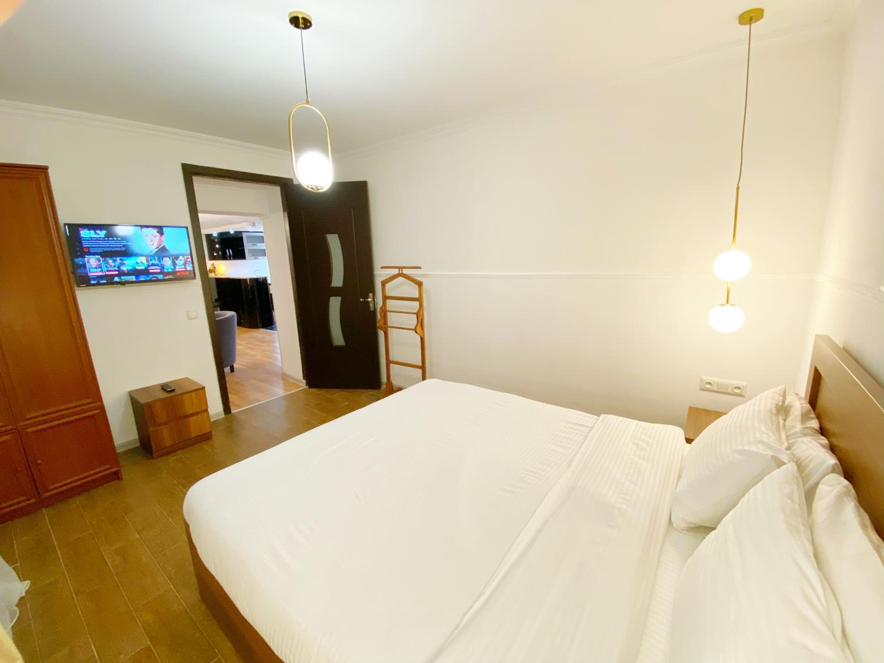 Deluxe King Suite - Photo 12