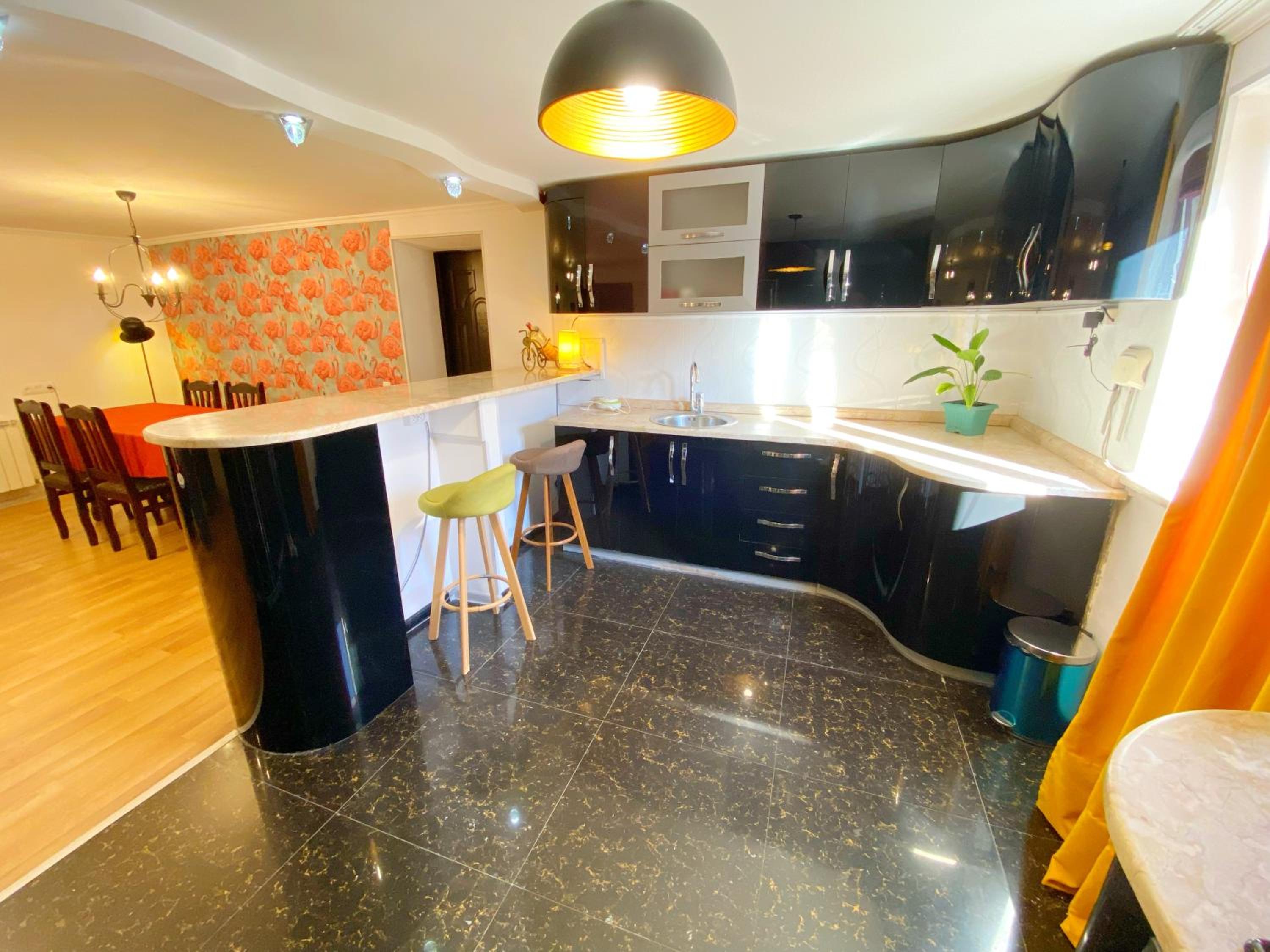 Deluxe King Suite - Photo 10