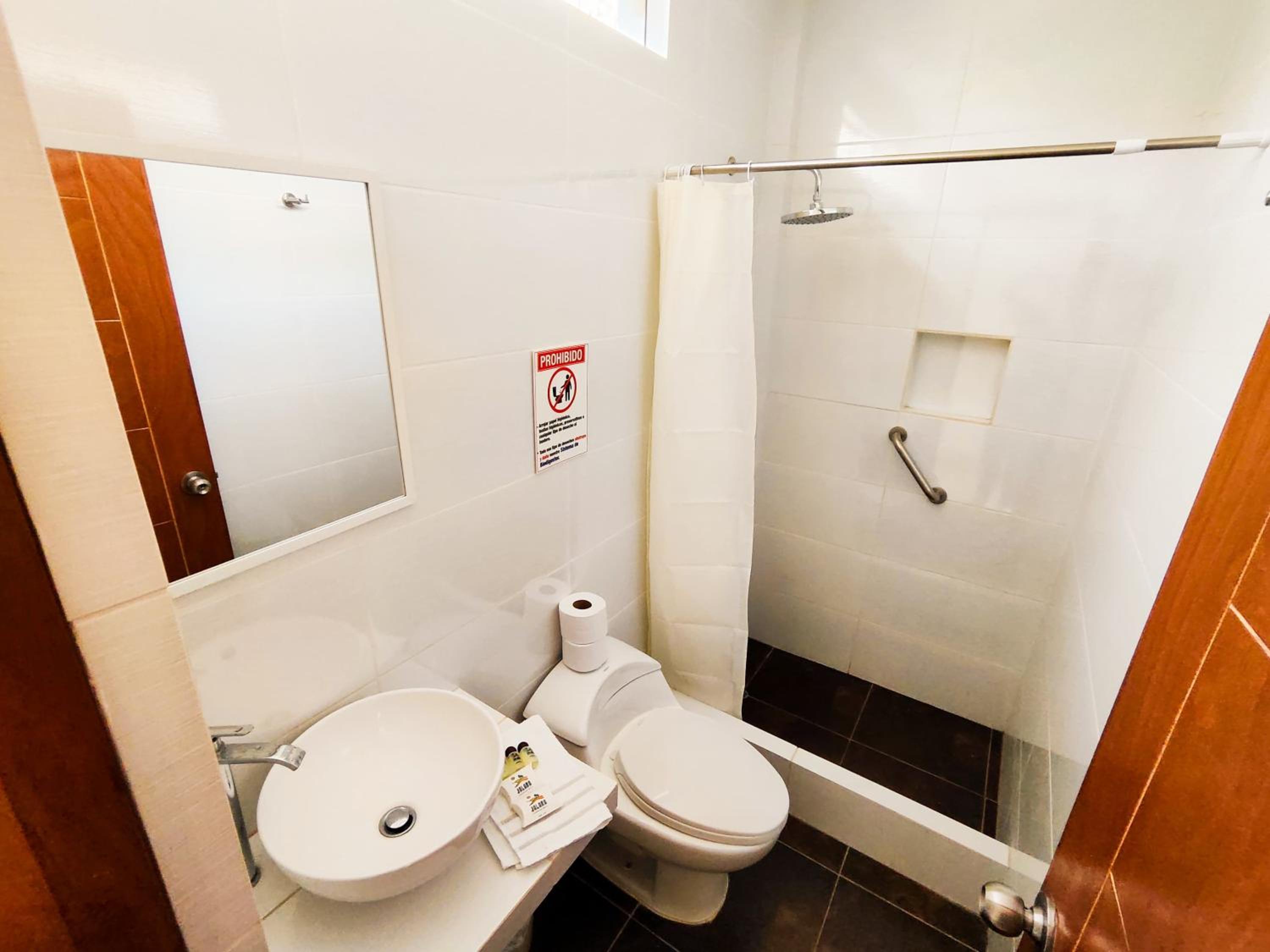 Double Room with Balcony - Photo 3